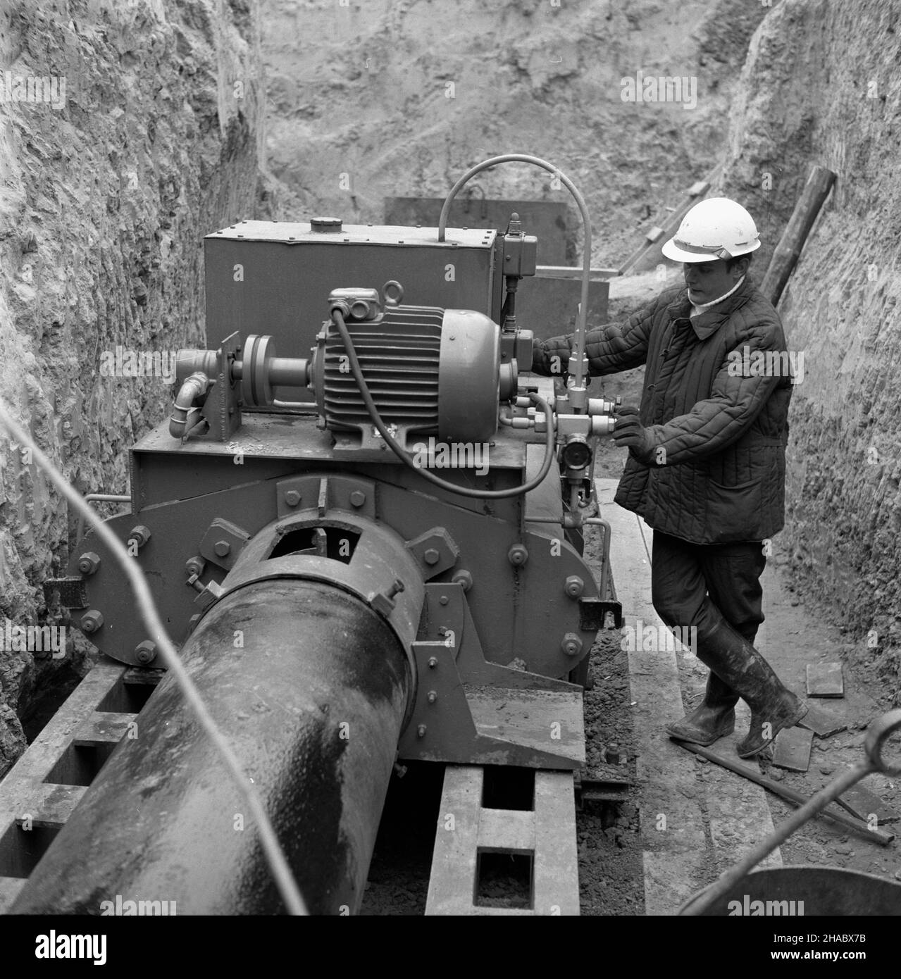 Warszawa, 1969-11-09. In¿. Andrzej Fio³ek pracownik Zak³adu Badañ i Doœwiadczeñ przy Zjednoczeniu Przedsiêbiorstw Budownictwa Komunalnego zaprezentowa³ urz¹dzenie prototypowe do przeci¹gania rur pod ziemi¹. Realizacji projedu podjê³o siê Przedsiêbiorstwo Hydro - Geologiczne we Wroc³awiu. Ad PAP/Marek Cezary Langda Warschau, 9. November 1969. Der Ingenieur Andrzej Fiolek, der in der Forschungs- und Experimentieranlage der Gemeinderegulierung beschäftigt war, stellte einen Prototyp für die Platzierung von unterirdischen Rohrleitungen vor. Das Projekt wurde vom Hydro-Geologischen Unternehmen in Breslau durchgeführt. Ad PAP/Marek Stockfoto