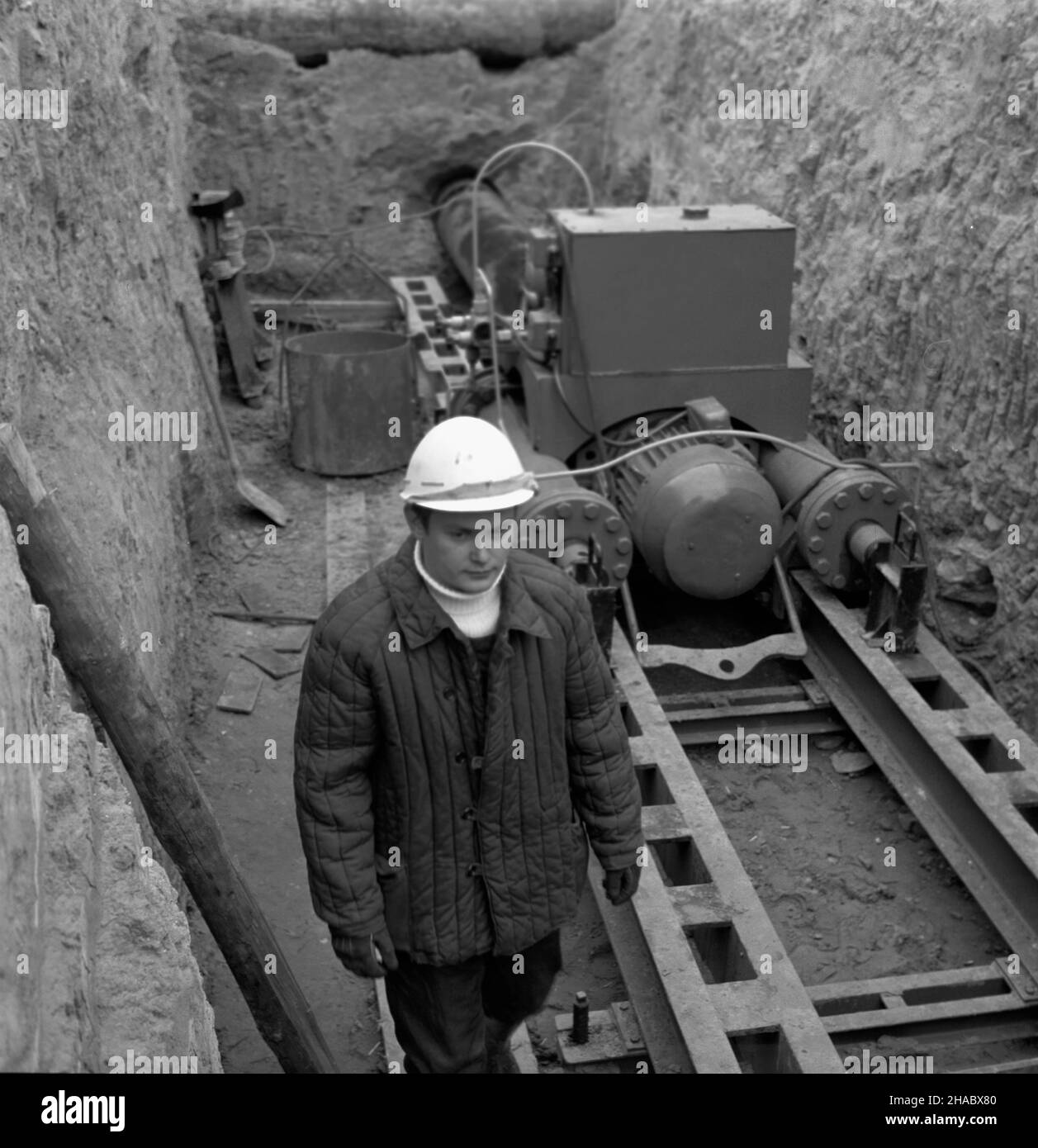 Warszawa, 1969-11-09. In¿. Andrzej Fio³ek pracownik Zak³adu Badañ i Doœwiadczeñ przy Zjednoczeniu Przedsiêbiorstw Budownictwa Komunalnego zaprezentowa³ urz¹dzenie prototypowe do przeci¹gania rur pod ziemi¹. Realizacji projedu podjê³o siê Przedsiêbiorstwo Hydro - Geologiczne we Wroc³awiu. Ad PAP/Marek Cezary Langda Warschau, 9. November 1969. Der Ingenieur Andrzej Fiolek, der in der Forschungs- und Experimentieranlage der Gemeinderegulierung beschäftigt war, stellte einen Prototyp für die Platzierung von unterirdischen Rohrleitungen vor. Das Projekt wurde vom Hydro-Geologischen Unternehmen in Breslau durchgeführt. Ad PAP/Marek Stockfoto