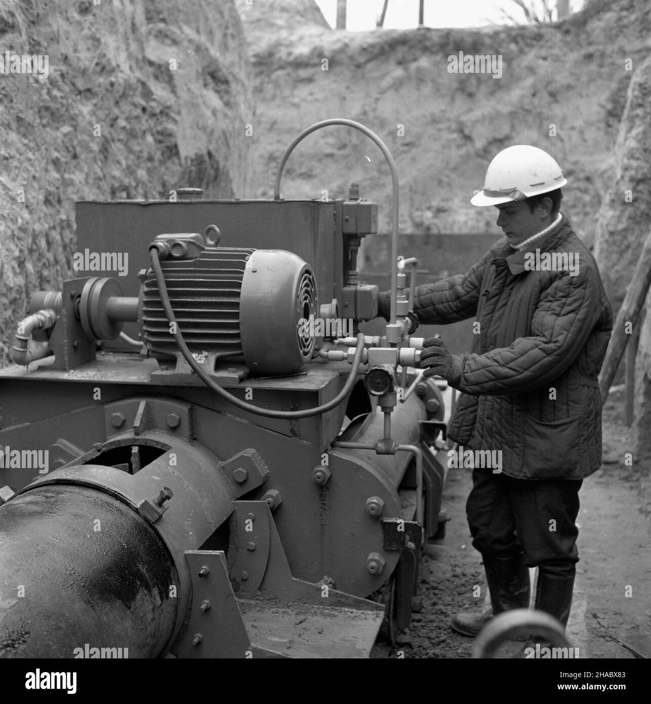 Warszawa, 1969-11-09. In¿. Andrzej Fio³ek pracownik Zak³adu Badañ i Doœwiadczeñ przy Zjednoczeniu Przedsiêbiorstw Budownictwa Komunalnego zaprezentowa³ urz¹dzenie prototypowe do przeci¹gania rur pod ziemi¹. Realizacji projedu podjê³o siê Przedsiêbiorstwo Hydro - Geologiczne we Wroc³awiu. Ad PAP/Marek Cezary Langda Warschau, 9. November 1969. Der Ingenieur Andrzej Fiolek, der in der Forschungs- und Experimentieranlage der Gemeinderegulierung beschäftigt war, stellte einen Prototyp für die Platzierung von unterirdischen Rohrleitungen vor. Das Projekt wurde vom Hydro-Geologischen Unternehmen in Breslau durchgeführt. Ad PAP/Marek Stockfoto