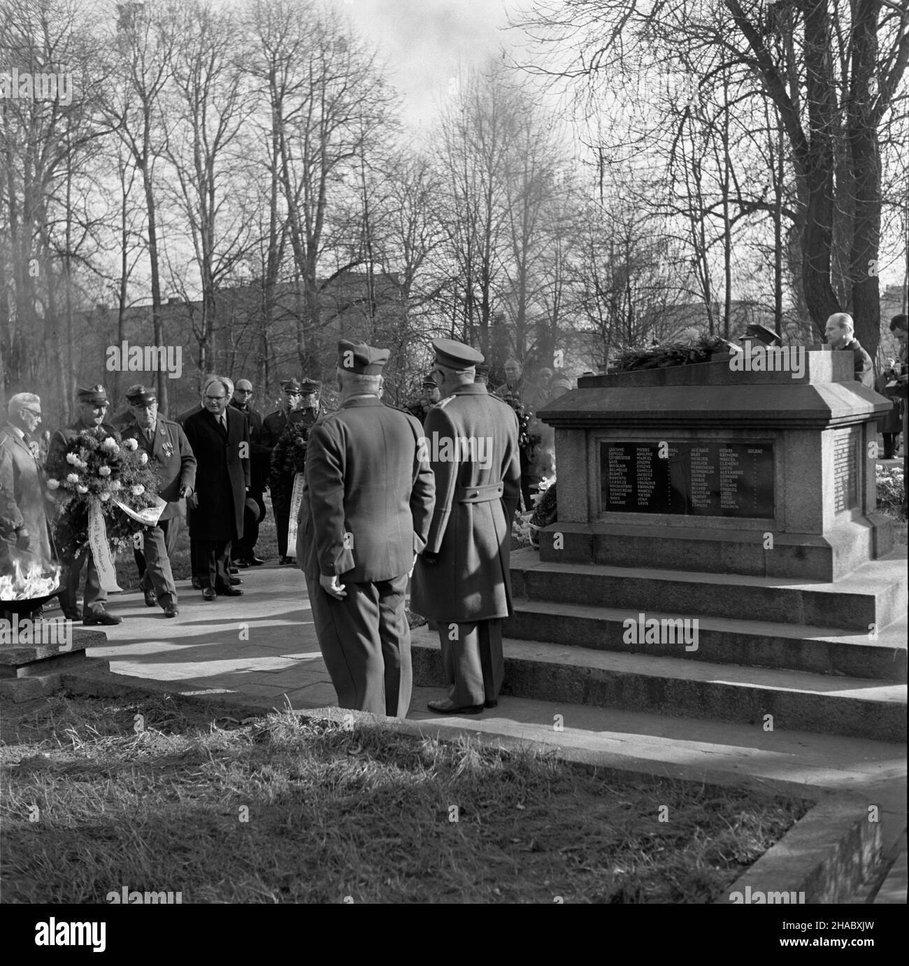 Gliwice, 1969-11-11. Dzieñ pamiêci poleg³ych ¿o³nierzy francuskich na cmentarzu wojennym w parku przy ul. Kozielskiej. Na cmentarzu spoczywaj¹ ¿o³nierze francuscy polegli podczas plebiscytu na Górnym Œl¹sku w kwietniu 1922 r. NZ. uroczystoœæ z³o¿enia wieñców przed pomnikiem poleg³ych ¿o³nierzy francuskich przez konsula generalnego Republiki Francuskiej w Krakowie Jeana Honnorada (P) i cz³onków gliwickiego Zwi¹zku Bojowników o Wolnoœæ i Demokracjê (ZBoWiD) w obecnoœci m.in. Wiceprezesa Zarz¹du Okrêgowego ZBoWiD w Katowicach Sylwestra Newiaka (L). mta PubAP/Stanislaw Jakowski Gliwice, November Stockfoto