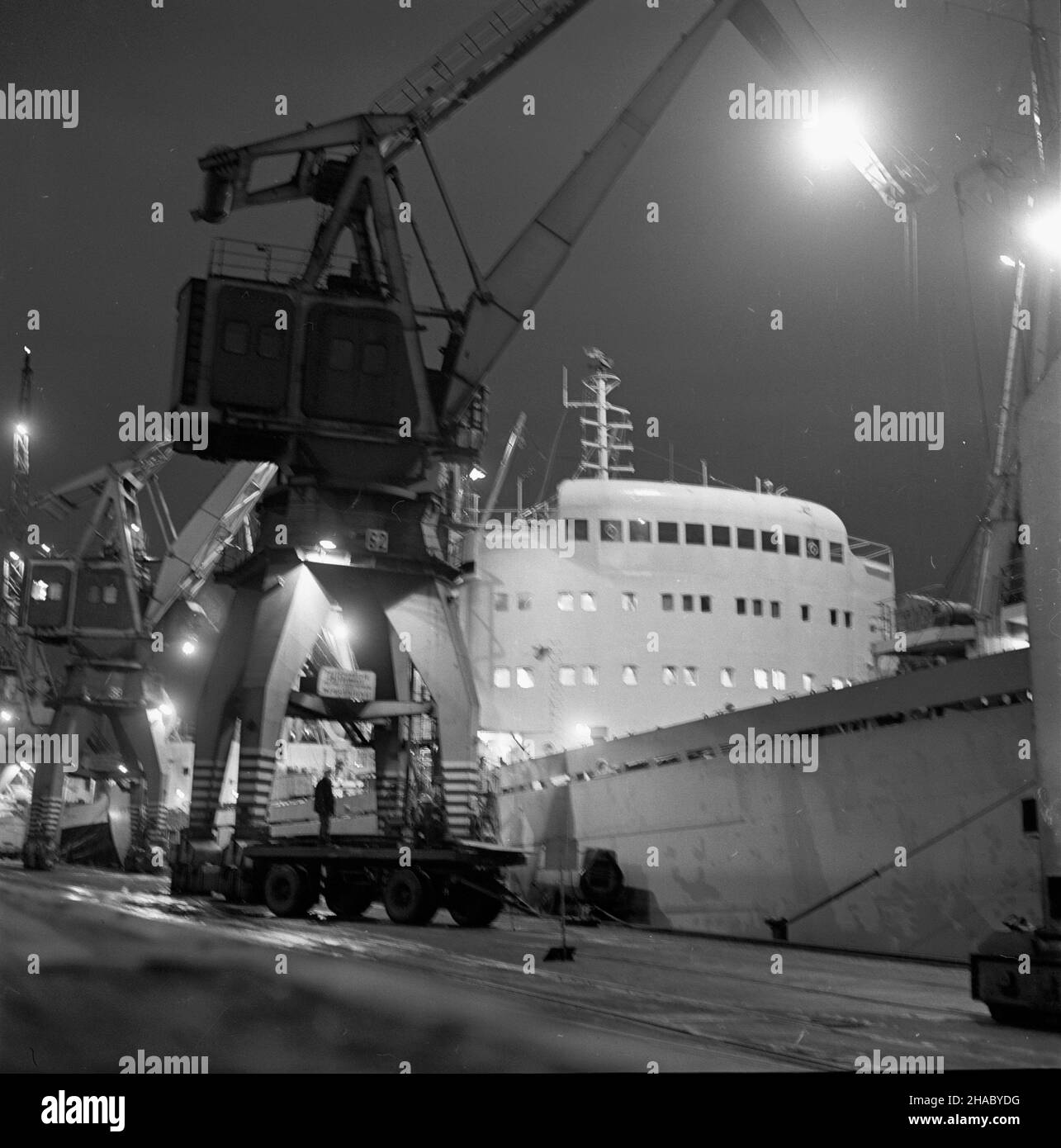 Gdynia, 1969-11-15. W porcie gdyñskim w ostatnich miesi¹cach roku roz³adunek towarów odbywa³ siê ca³¹ dobê. NZ. praca nocnej zmiany na jednym z nadbrze¿y portu. uu PAP/Janusz Uklejewski Gdynia, 15. November 1969. In den letzten Monaten des Jahres fand im Hafen von Gdynia rund um die Uhr eine Umladung der Waren statt. Im Bild: Nachtschicht im Hafen. uu PAP/Janusz Uklejewski Stockfoto