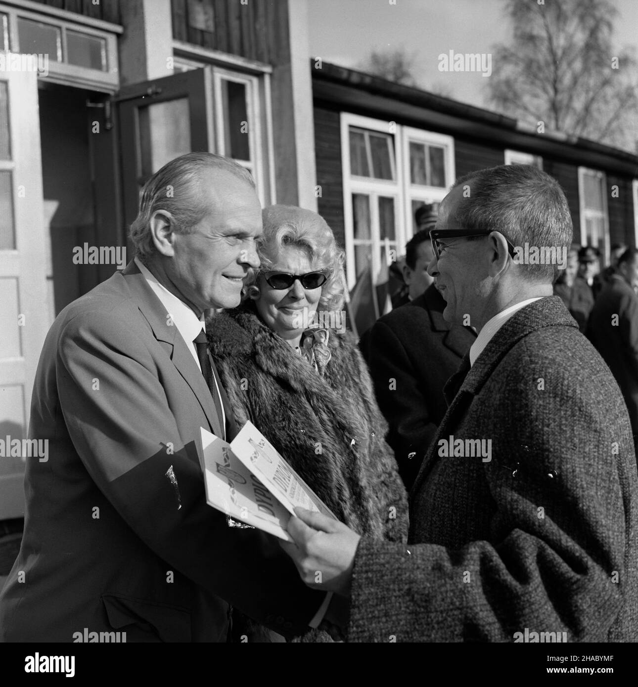 Gdynia, 1969-11-16. W uroczystoœciach zamkniêcia sezonu letniego w ¿eglarstwie ,w siedzibie Jacht Klubu Morskiego Gryf LOK Gdynia (Al. Jana Paw³a 11A), wzi¹³ udzia³, Jako goœæ honorowy, kpt. Leonid Teliga (1L). Ponadto obecni byli m.in. prezes zarz¹du g³ównego Ligi Obrony Kraju gen. Bryg. Zbigniew Szyd³owski, wiceprzewodnicz¹cy Wojewódzkiej Rady Narodowej Henryk Œliwowski, wiceprzewodnicz¹cy WRN £ukasz Balcer oraz komandor JKM Gryf LOK Gdynia Jerzy Abacjew. POdczas uroczystoœci nast¹pi³o wrêczenie nagród Conrada kapitanowi L. Telidze i za³odze jachtu FREYA. Z. Szyd³owski odznaczy³ L. Teligê oder Stockfoto