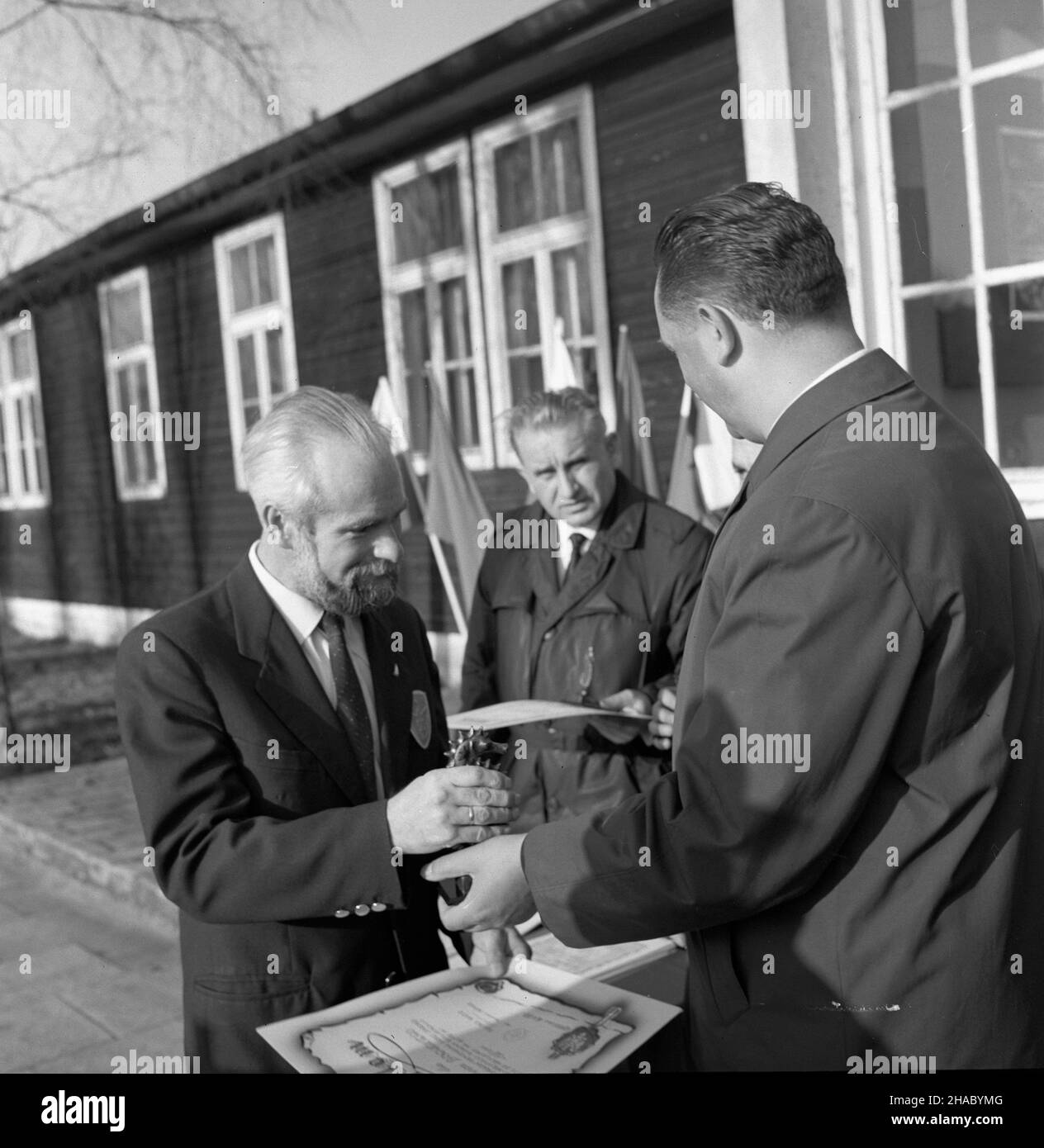 Gdynia, 1969-11-16. W uroczystoœciach zamkniêcia sezonu letniego w ¿eglarstwie, w siedzibie Jacht Klubu Morskiego Gryf LOK Gdynia (Al. Jana Paw³a 11A), wzi¹³ udzia³, Jako goœæ honorowy, kpt. Leonid Teliga. Ponadto obecni byli m.in. prezes zarz¹du g³ównego Ligi Obrony Kraju gen. Bryg. Zbigniew Szyd³owski, wiceprzewodnicz¹cy Wojewódzkiej Rady Narodowej Henryk Œliwowski, wiceprzewodnicz¹cy WRN £ukasz Balcer oraz komandor JKM Gryf LOK Gdynia Jerzy Abacjew. Podczas uroczystoœci nast¹pi³o wrêczenie nagród Conrada kapitanowi L. Telidze i za³odze jachtu FREYA. Z. Szyd³owski odznaczy³ L. Teligê oraz g Stockfoto