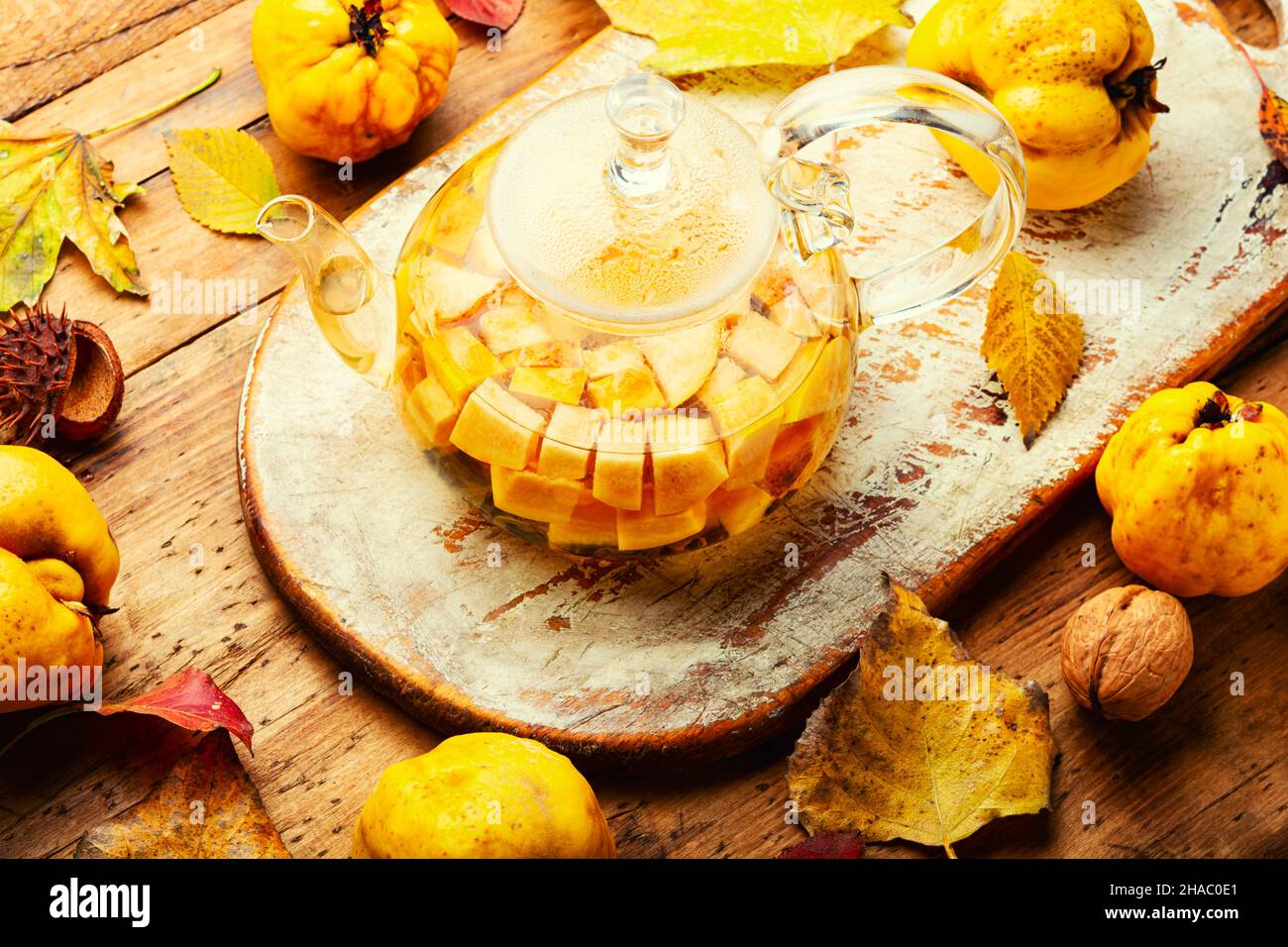 Früchtetee aus Herbstquitte.Herbstgetränk, heißer Apfeltee-Drink Stockfoto