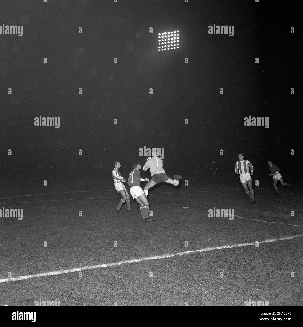 Zabrze, 1969-11-23. Mecz i ligi pi³ki no¿nej Górnik Zabrze - Odra Opole 1:0 (0:0), gola strzeli³ Zygfryd Szo³tysik (58 Min.). NZ. Bramkarz Odry Opole Konrad Kornek (z numerem 1), atakowany przez napastnika Górnika Zabrze (czarna koszula), obok obroñca Odry Opole (w koszulce w pasy). pw PAP/Stanis³aw Jakubowski Zabrze, 23. November 1969. Das Fußballspiel der Major League zwischen Gornik Zabrze und Odra Opole endete 1 zu 0 (0 zu 0). Zygfryd Soltysik schoss das Siegtreffer in 58 Minuten. Im Bild: Odra Opole Torwart Konrad Kornek (das Hemd mit Nr. 1 an), angegriffen von einem Gornik Zabrze Angreifer (schwarz Stockfoto