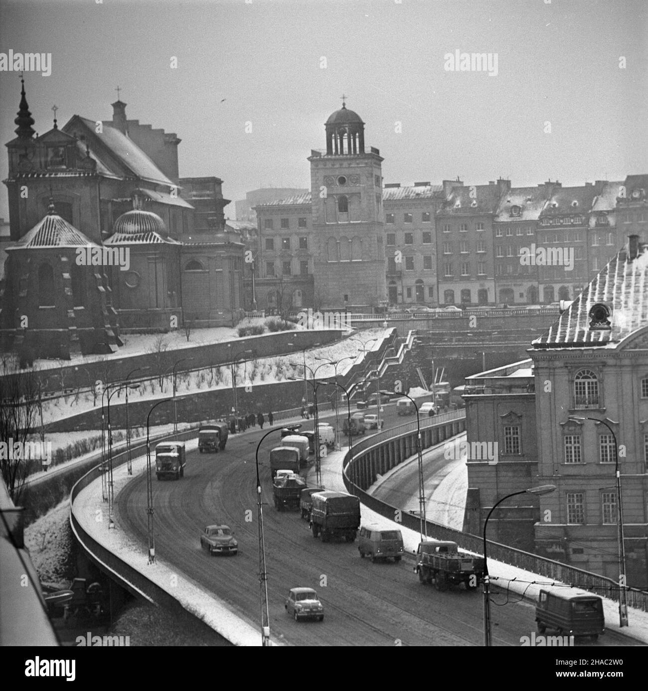 Warszawa, 1969-11-26. Trasa W-Z (Trasa Wschód-Zachód), budowa rozpoczê³a siê w 1947 r., uroczyste oddanie nast¹pi³o 22 lipca 1949 r. w pi¹t¹ rocznicê uchwalenia maniiiiru PKWN. Arteria ³¹czy Œródmieœcie z Prag¹ Pó³noc, jej d³ugoœæ wynosi 6,7 km. NZ. Odcinek Nowego Zjazdu. Koœció³ akademicki Œw. Anny (nz. L) Przy ul. Krakowskie Przedmieœcie 68, ufundowany przez ksiê¿nê Annê Mazowieck¹ w 1454 r. dla zakonu bernardynów. Œwi¹tynia pocz¹tkowo zbudowana w stylu gotyckim z dobudowan¹ renesansow¹ dzwonnic¹ z XVII, nastêpnie w stylu barokowym. Ostatecznie koœció³ zosta³ przebudowany w XVIII mit wtedy f Stockfoto