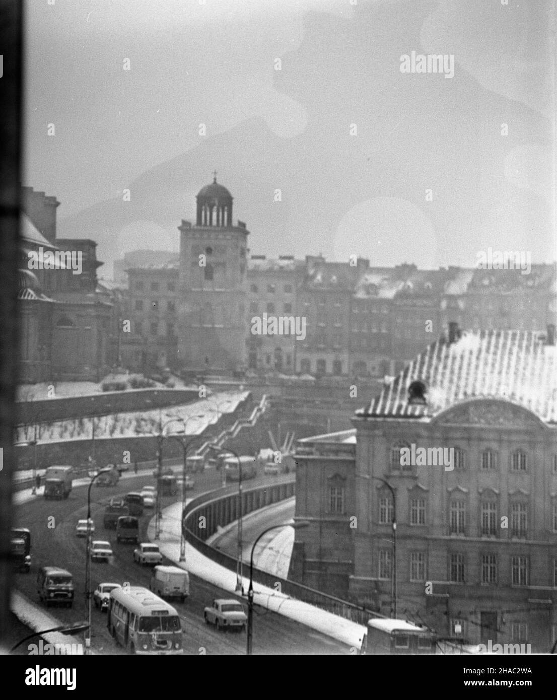 Warszawa, 1969-11-26. Trasa W-Z (Trasa Wschód-Zachód), j budowa rozpoczê³a siê w 1947 r., uroczyste oddanie nast¹pi³o 22 lipca 1949 r. w pi¹t¹ rocznicê uchwalenia maniiifest PKWN. Arteria ³¹czy Œródmieœcie z Prag¹ Pó³noc, jej d³ugoœæ wynosi 6,7 km. NZ. Odcinek Nowego Zjazdu. Koœció³ akademicki Œw. Anny (nz. L) Przy ul. Krakowskie Przedmieœcie 68, ufundowany przez ksiê¿nê Annê Mazowieck¹ w 1454 r. dla zakonu bernardynów. Œwi¹tynia pocz¹tkowo zbudowana w stylu gotyckim z dobudowan¹ renesansow¹ dzwonnic¹ z XVII, nastêpnie w stylu barokowym. Ostatecznie koœció³ zosta³ przebudowany w XVIII mit, wtedy Stockfoto