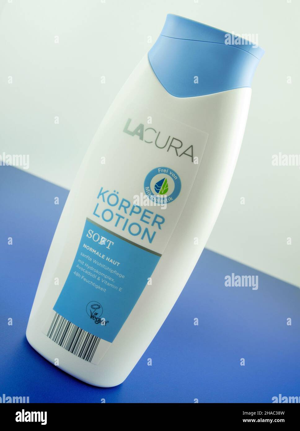 Hamburg, Deutschland - November 18 2021: Kosmetik Lacura Körperlotion  Produkt ohne Mikroplastik Stockfotografie - Alamy