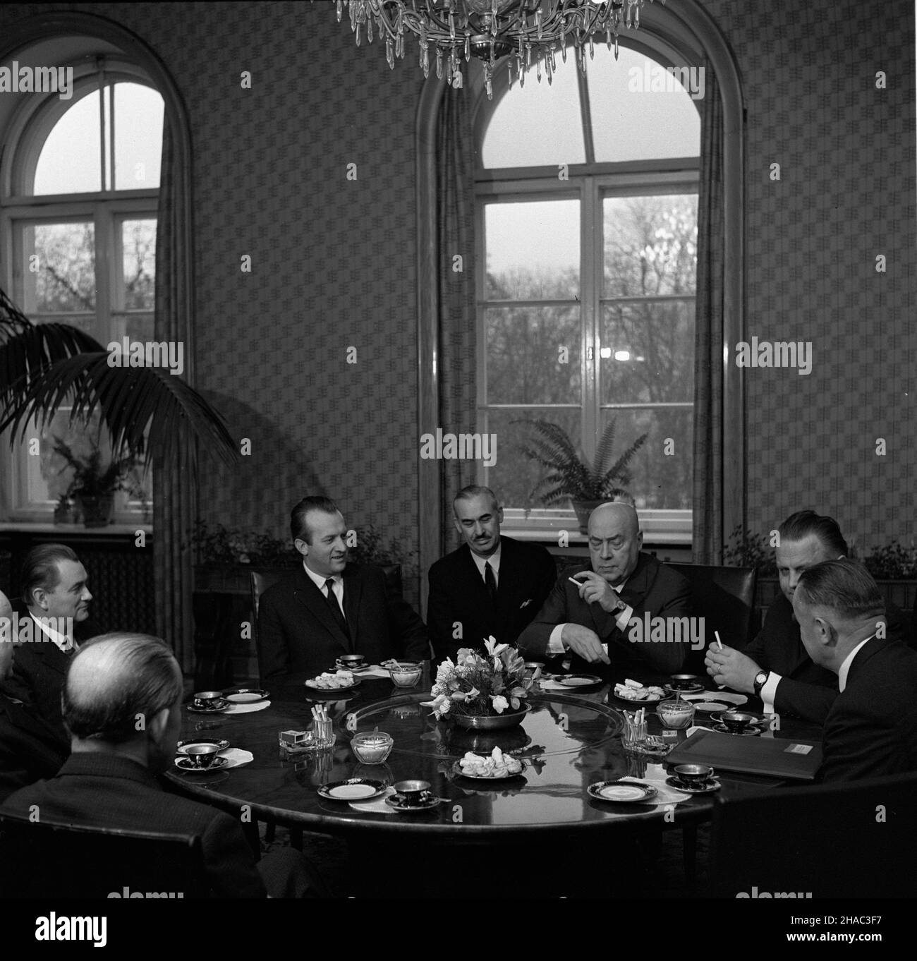 Warszawa, 1969-11-28. Spotkanie premiera Józefa Cyrankiewicza z czechos³owack¹ delegacj¹ partyjno-rz¹dow¹ z cz³onkiem KC Komunistycznej Partii Czechos³owacji, wicepremierem i ministrem planowania rz¹du CSRS Vaclavem Hul¹ oraz sekretarzem KC KPCz Josefem Lenartem na czele. Prom wizyty delegacji Czechos³owacji by³o przeprowadzenie rozmów na temat pog³êbienia i rozszerzenia wspó³pracy gospodarczej miêdzy obu krajami. NZ. przy Stola m.in. od lewej: Boles³aw Jaszczuk (cz³onek Biura Politycznego, sekretarz KC PZPR), J. Lenart, J. Cyrankiewicz, V. Hula i Piotr Jaroszewicz (zastêpca cz³onka Biura Pol Stockfoto