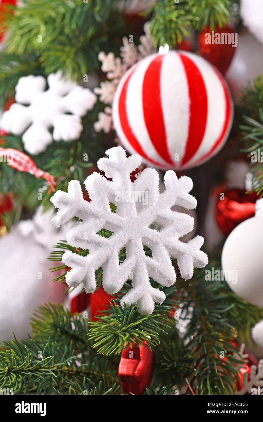 Weiße Schneeflocke Ornament auf geschmückten Weihnachtsbaum Stockfoto