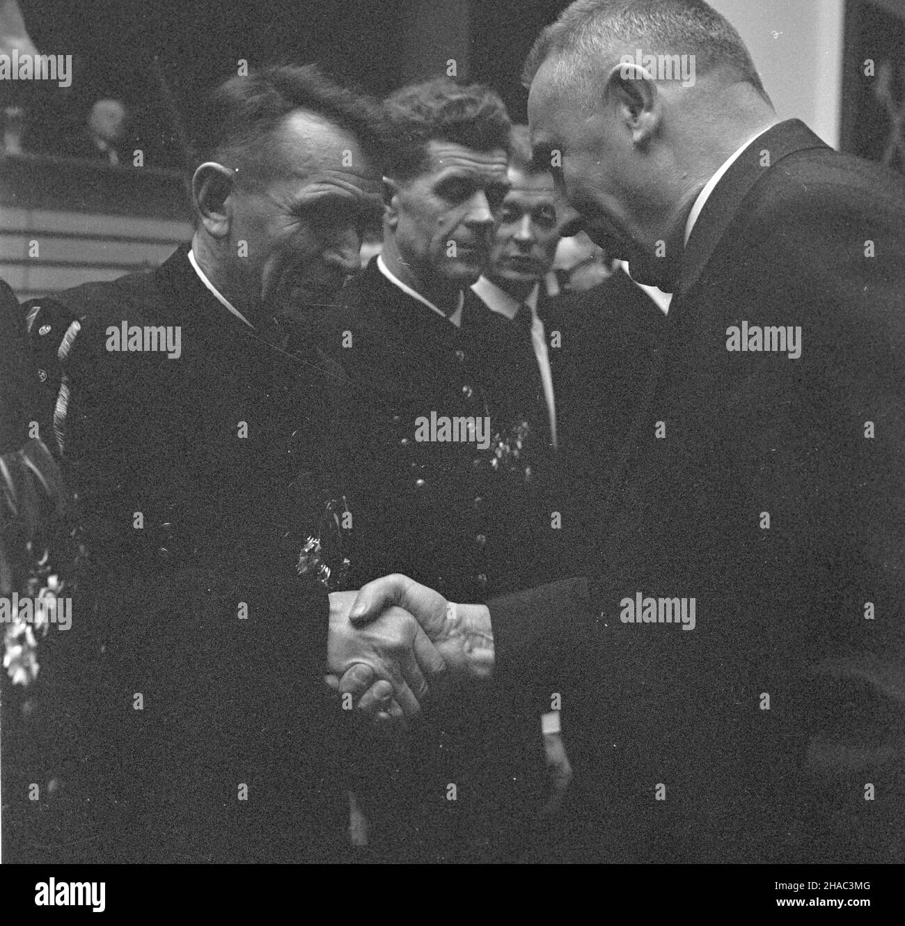 Sosnowiec, 1969-11-29. Z okazji dnia Górnika w Domu Kultury kopalni Milowice odby³a siê akademia pracowników kopalñ i zak³adów górniczych D¹browskiego Zjednoczenia Przemys³u Wêglowego. Uczestniczyli w niej: cz³onek Biura Politycznego KC, i sekretarz Komitetu Wojewódzkiego PZPR w Katowicach – Edward Gierek, Minister górnictwa i energetyki – Jan Mitrêga i przewodnicz¹cy Zarz¹du G³ównego Zwi¹zku Zawodowego Górników – Micha³ Specja³. Podczas uroczystoœci E. Gierek udekorowa³ odznaczeniami pañstwowymi zas³u¿onych górników. Nz. E. Gierek (P) gratuluje wyró¿nionym pracownikom górnictwa. uu PAP/Kazi Stockfoto