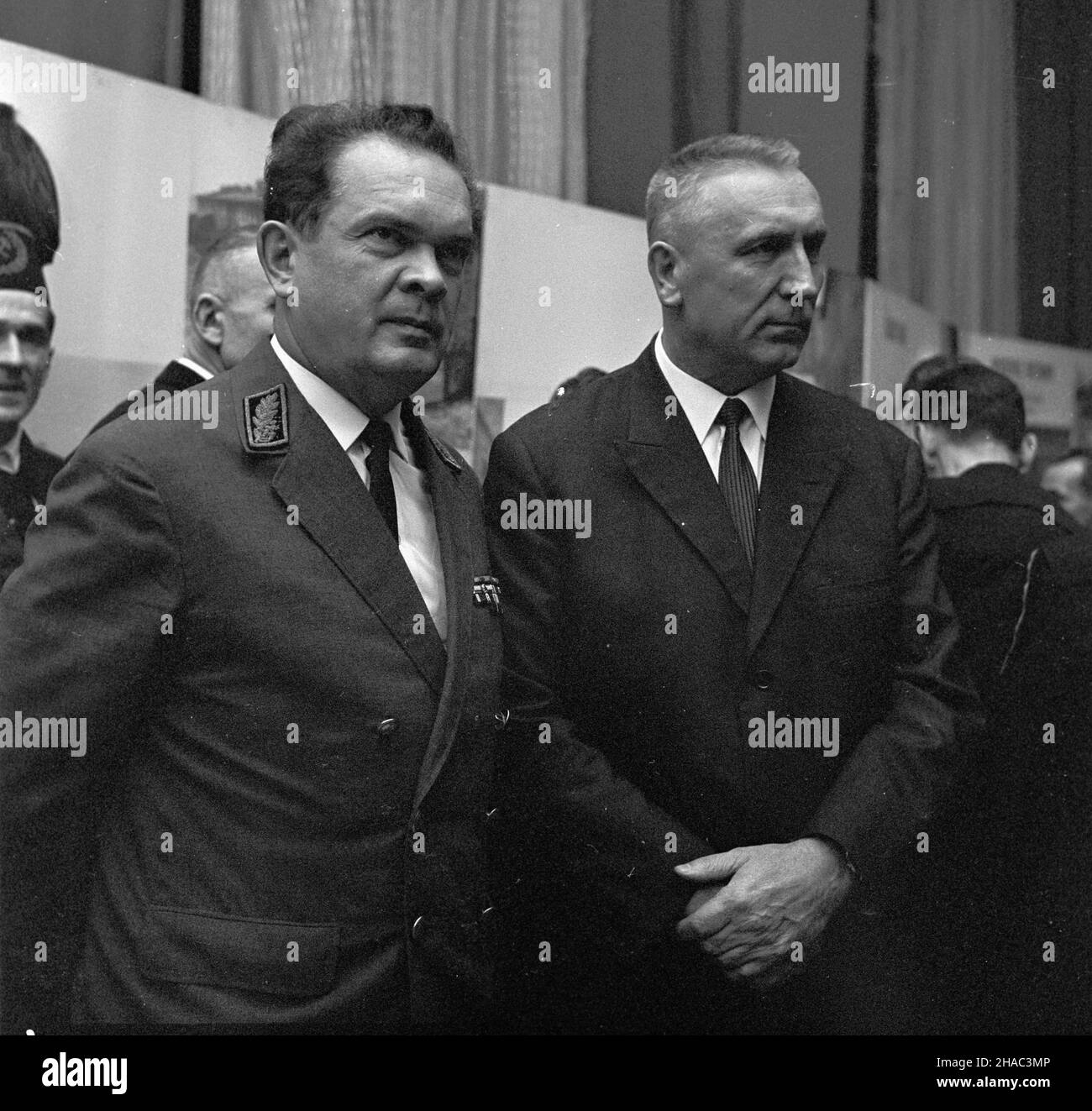 Sosnowiec, 1969-11-29. Z okazji dnia Górnika w Domu Kultury kopalni Milowice odby³a siê akademia pracowników kopalñ i zak³adów górniczych D¹browskiego Zjednoczenia Przemys³u Wêglowego. Uczestniczyli w niej: cz³onek Biura Politycznego KC, i sekretarz Komitetu Wojewódzkiego PZPR w Katowicach – Edward Gierek, Minister górnictwa i energetyki – Jan Mitrêga i przewodnicz¹cy Zarz¹du G³ównego Zwi¹zku Zawodowego Górników – Micha³ Specja³. Podczas uroczystoœci E. Gierek udekorowa³ odznaczeniami pañstwowymi zas³u¿onych górników. NZ. od lewej: J. Mitrêga i E. Gierek. uu PAP/Kazimierz Seko Sosnowiec, Stockfoto