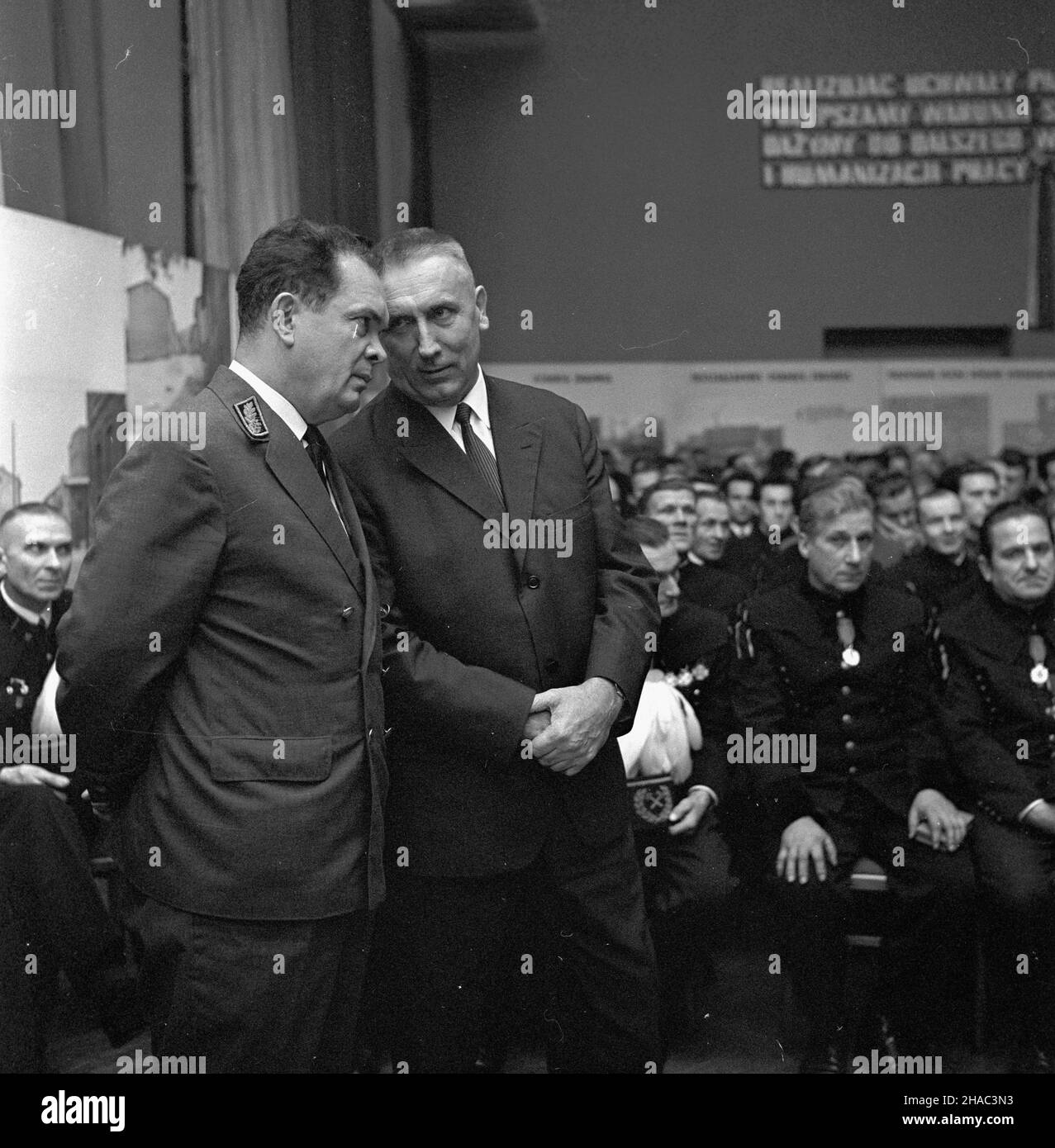 Sosnowiec, 1969-11-29. Z okazji dnia Górnika w Domu Kultury kopalni Milowice odby³a siê akademia pracowników kopalñ i zak³adów górniczych D¹browskiego Zjednoczenia Przemys³u Wêglowego. Uczestniczyli w niej: cz³onek Biura Politycznego KC, i sekretarz Komitetu Wojewódzkiego PZPR w Katowicach – Edward Gierek, Minister górnictwa i energetyki – Jan Mitrêga i przewodnicz¹cy Zarz¹du G³ównego Zwi¹zku Zawodowego Górników – Micha³ Specja³. Podczas uroczystoœci E. Gierek udekorowa³ odznaczeniami pañstwowymi zas³u¿onych górników. NZ. od lewej: J. Mitrêga i E. Gierek. uu PAP/Kazimierz Seko Sosnowiec, Stockfoto