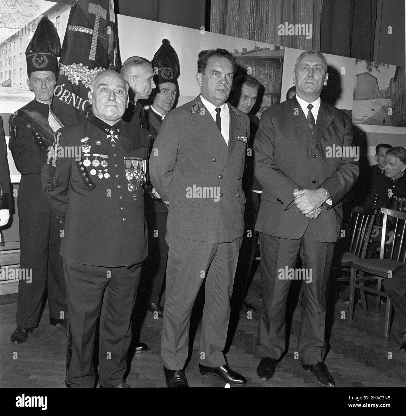 Sosnowiec, 1969-11-29. Z okazji dnia Górnika w Domu Kultury kopalni Milowice odby³a siê akademia pracowników kopalñ i zak³adów górniczych D¹browskiego Zjednoczenia Przemys³u Wêglowego. Uczestniczyli w niej: cz³onek Biura Politycznego KC, i sekretarz Komitetu Wojewódzkiego PZPR w Katowicach – Edward Gierek, Minister górnictwa i energetyki – Jan Mitrêga i przewodnicz¹cy Zarz¹du G³ównego Zwi¹zku Zawodowego Górników – Micha³ Specja³. Podczas uroczystoœci E. Gierek udekorowa³ odznaczeniami pañstwowymi zas³u¿onych górników. NZ. na pierwszym planie J. Mitrêga (2P) i E. Gierek (P). uu PAP/Kazimierz S. Stockfoto