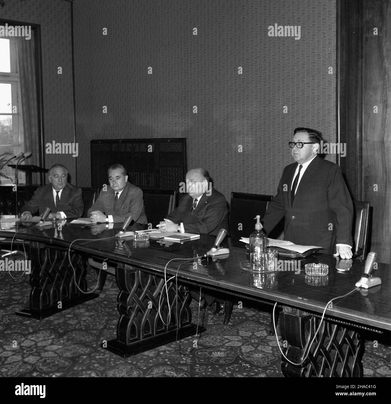 Warszawa, 1969-12-01. Spotkanie przedstawicieli nauki polskiej z ministrem - cz³onkiem Rady Ministrów Januszem Wieczorkiem w Urzêdzie Rady Ministrów. NZ. professor Sylwester Zawadzki (1P, przemawia), dyrektor Instytutu Nauk o Pañstwie i Prawie Uniwersytetu Warszawskiego, póŸniej i prezes Naczelnego S¹du Administracyjnego i Minister sprawiedliwoœci oraz Janusz Wieczorek (2L). mb PAP/Stanis³aw Czarnogórski Warschau, 1. Dezember 1969. Ein Treffen von Wissenschaftlern mit Minister - Mitglied des Ministerrats - Janusz Wieczorek im Büro des Ministerrats. Im Bild: professor Sylwester Zawadzk Stockfoto