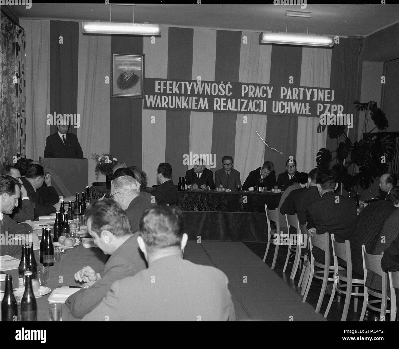 Rybnik, 1969-12-01. Edward Gierek (za sto³em, 1L), cz³onek Biura Politycznego Komitetu Centralnego Polskiej Zjednoczonej Partii Robotniczej (PZPR) i i sekretarz Komitetu Wojewódzkiego PZPR w Katowicach podczas spotkania z aktywem partyjnym PZPR w Rybniimku. mb PAP/Kazierz Rybnik, 1. Dezember 1969. Edward Gierek (hinter dem Tisch, 1st links), Mitglied des Politbüros des Zentralkomitees der Polnischen Vereinigten Arbeiterpartei (PZPR) und 1st Sekretär des Provinzkomitees der PZPR in Katowice bei einem Treffen mit Parteiaktivisten in Rybnik. mb PAP/Kazimierz Seko Stockfoto