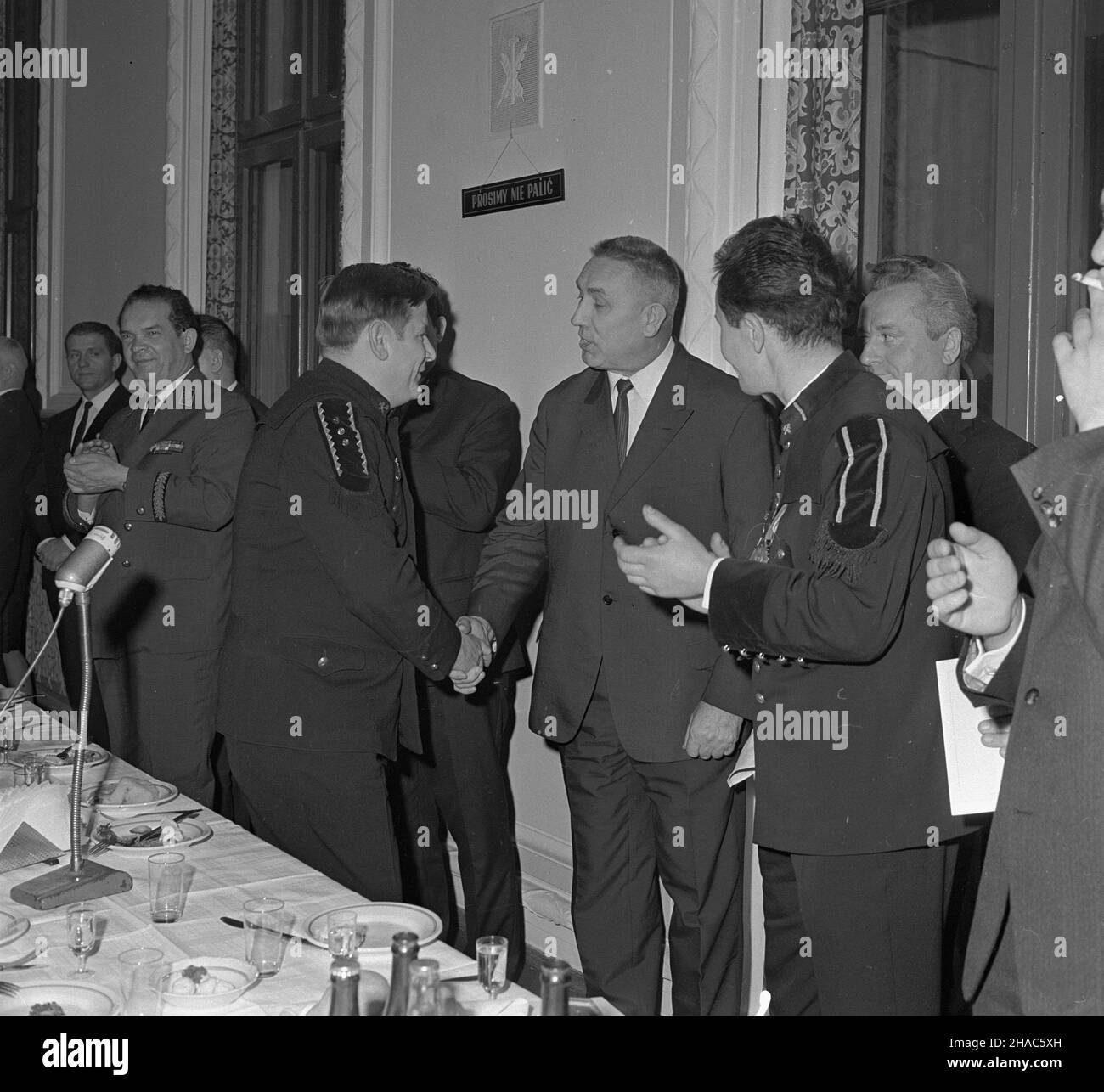 Katowice, 1969-12-02. W Komitecie Wojewódzkim odby³o siê spotkanie w³adz partyjnych z m³odymi górnikami. Nz. I sekretarz Komitetu Wojewódzkiego PZPR w Katowicach Edward Gierek (3P) podczas rozmów z górnikami, w tle Minister górnictwa i energetyki Jan Mitrêga (2L, klaszcze). pw PAP/Kazimierz Seko Katowice, 2. Dezember 1969. Im Provinzkomitee der Polnischen Partei der Vereinigten Arbeiter trafen sich die Führer der jungen Bergleute. Im Bild: 1st spricht Edward Gierek, Sekretär des Provinzkomitees in Katowice (3rd von rechts), mit den Bergleuten, hinten Minister für Bergbau und Energie Jan Mitrega (2nd von links, applaudi Stockfoto