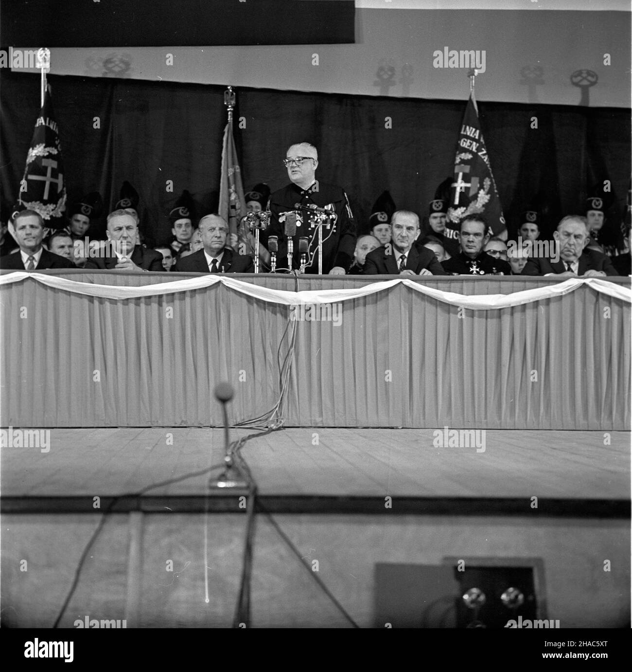Zabrze, 1969-12-03. W przeddzieñ Barbórki, w sali Zabrzañskiego Domu Muzyki i Tañca, odby³a siê centralna akademia z okazji górniczego œwiêta. Na barbórkowe obchody przybyli do województwa katowickiego przedstawiciele najwy¿szych w³adz centralnych, cz³onkowie Biura Politycznego: przewodnicz¹cy Rady Pañstwa, marsza³ek Polski Marian Spychalski i sekretarz Komitetu Centralnego Polskiej Zjednoczonej Partieleci Robotniczej (KC PZPR) Ryszard. Na widowni zasiedli przedstawiciele zawodów górniczych z ca³ego kraju. Nz. I sekretarz Komitetu Wojewódzkiego (KW) PZPR w Katowicach - Edward Gierek (2L Stockfoto