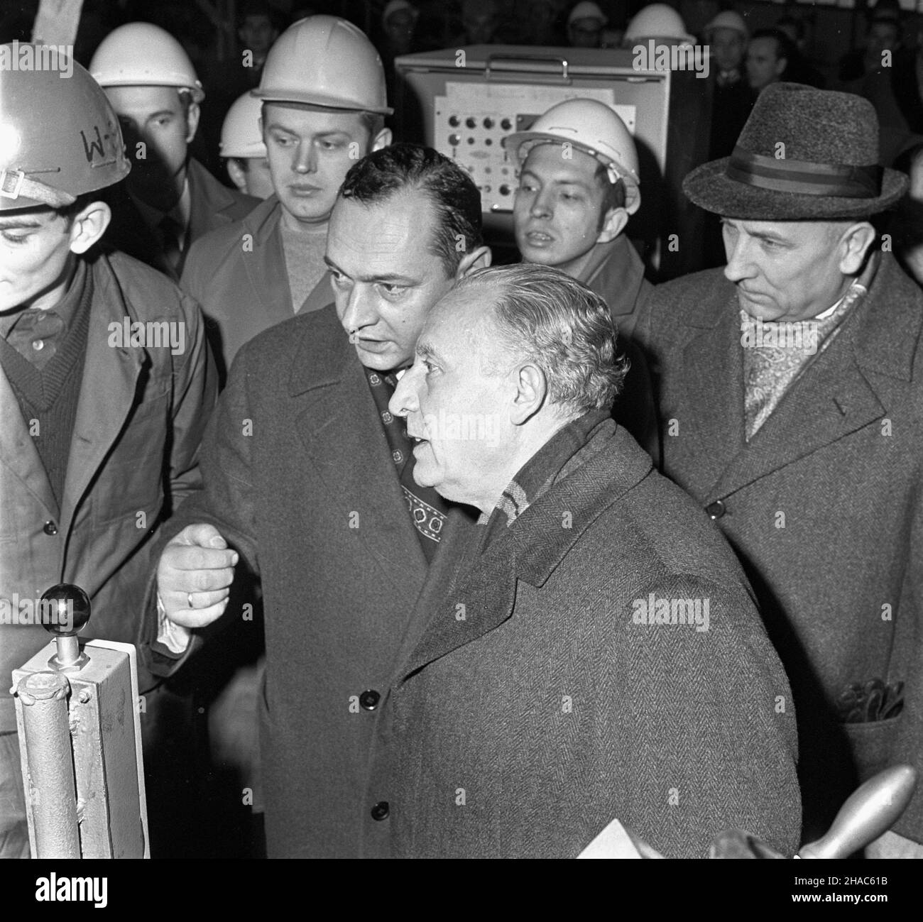 Katowice, 1969-12-03. Wydzia³ rur spiralnie spawanych w Hucie Ferrum produkowa³ rury przeznaczone do budowy ruroci¹gów przesy³owych gazu, ropy i wody. Budowa tego ca³kowicie zmechanizowanego hutniczego obiektu trwa³a 17 miesiêcy i 4 dni. W przeddzieñ górniczego œwiêta - Barbórki w otwarciu tego wydzia³u uczestniczyli m.in. Sekretarz Komitetu Centralnego Polskiej Zjednoczonej Partii Robotniczej (KC PZPR) Ryszard Strzelecki oraz przewodnicz¹cy Rady Pañstwa, marsza³ek Polski Marian Spychalski. NZ. m.in.: Marian Spychalski (C), I sekretarz Komitetu Wojewódzkiego w Kielcach Edward Gierek (P). Ad P Stockfoto