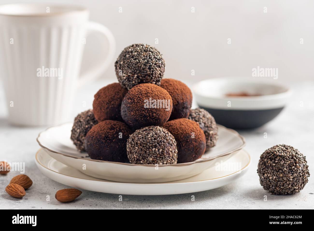 Gesunde Energiekugeln mit Chiasamen, Kakaopulver Stockfoto