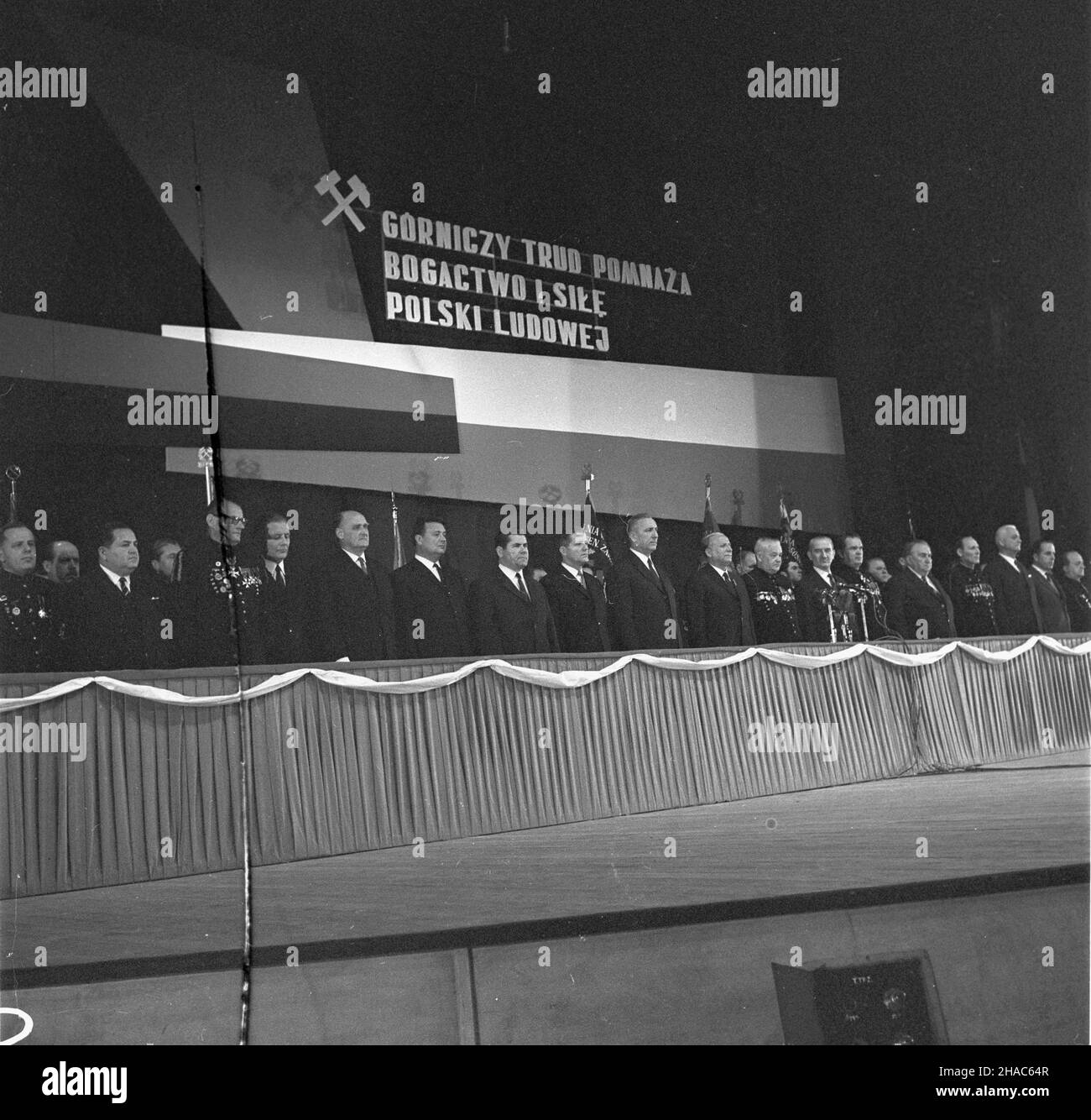 Zabrze, 1969-12-03. W Domu Muzyki i Tañca odby³y siê Centralne uroczystoœci z okazji Barbórki. Przybyli na nie przedstawiciele w³adz partyjnych i pañstwowych oraz górnicy. NZ. stó³ prezydialny, przy którym stoj¹ m.in. Sekretarz Komitetu Wojewódzkiego PZPR w Katowicach Tadeusz Pyka (8L), I sekretarz KW PZPR w Katowicach Edward Gierek (9L), przewodnicz¹cy Rady Pañstwa Marian Spychalski (10L), przewodnicz¹cy Zarz¹du G³ównego Zwi¹zku Zawodowego Górników Micha³ Specja³ (11L), sekretarz Komitetu Centralnezard Strelecki (12L) minister górnictwa i energetyki Jan Mitrêga (13L), przewodnicz Stockfoto