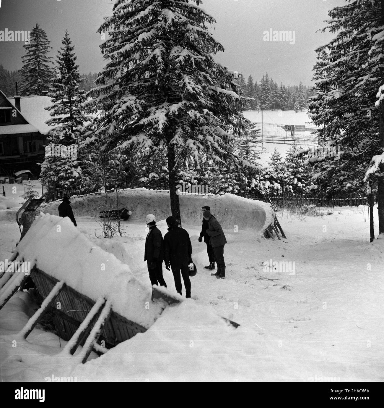 Zakopane, 1969-12-03. OD 2 XII 1969 r. kadra polskich saneczkarzy (seniorów i juniorów), pod kierunkiem Ryszarda Gurbowicza, trenowa³a na sztucznym torze, usypanym przez samych zawodników pod Krokwi¹. Nz. œlizg zawodnika na torze. pw PAP/Tadeusz Olszewski Zakopane, 3. Dezember 1969. Seit dem 2. Dezember 1969 führten die polnischen luger-Teams, sowohl Senior als auch Junior, unter der Leitung von Ryszard Gurbowicz Übungen auf der künstlichen Rodelbahn durch, die von den Wettbewerbern in der Nähe des Krokwia-Sprungs gemacht wurde. Im Bild: Rennrodler während des Trainings. pw PAP/Tadeusz Olszewski Stockfoto