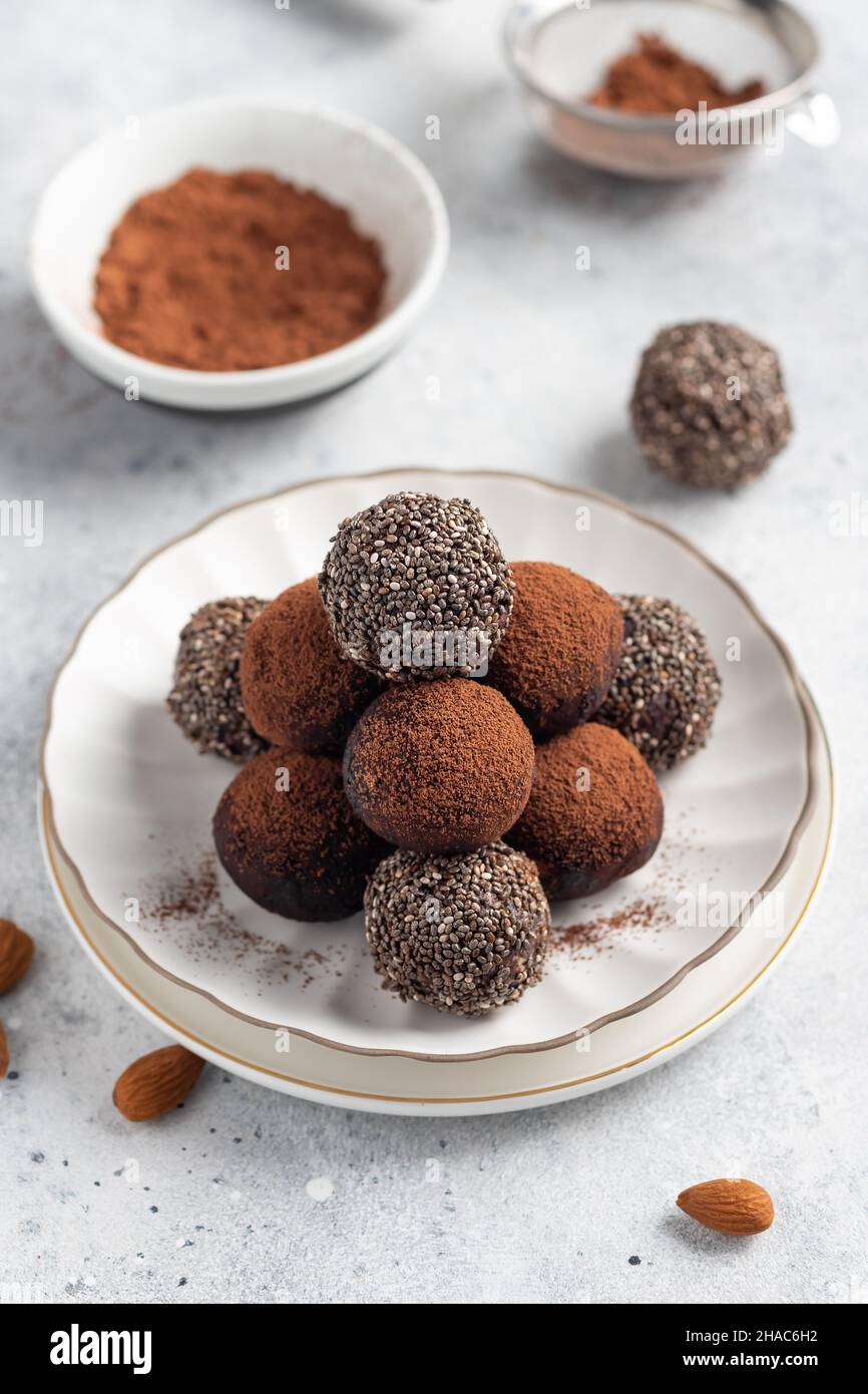 Rohe Energiekugeln mit Chiasamen, Kakaopulver und Mandeln Stockfoto