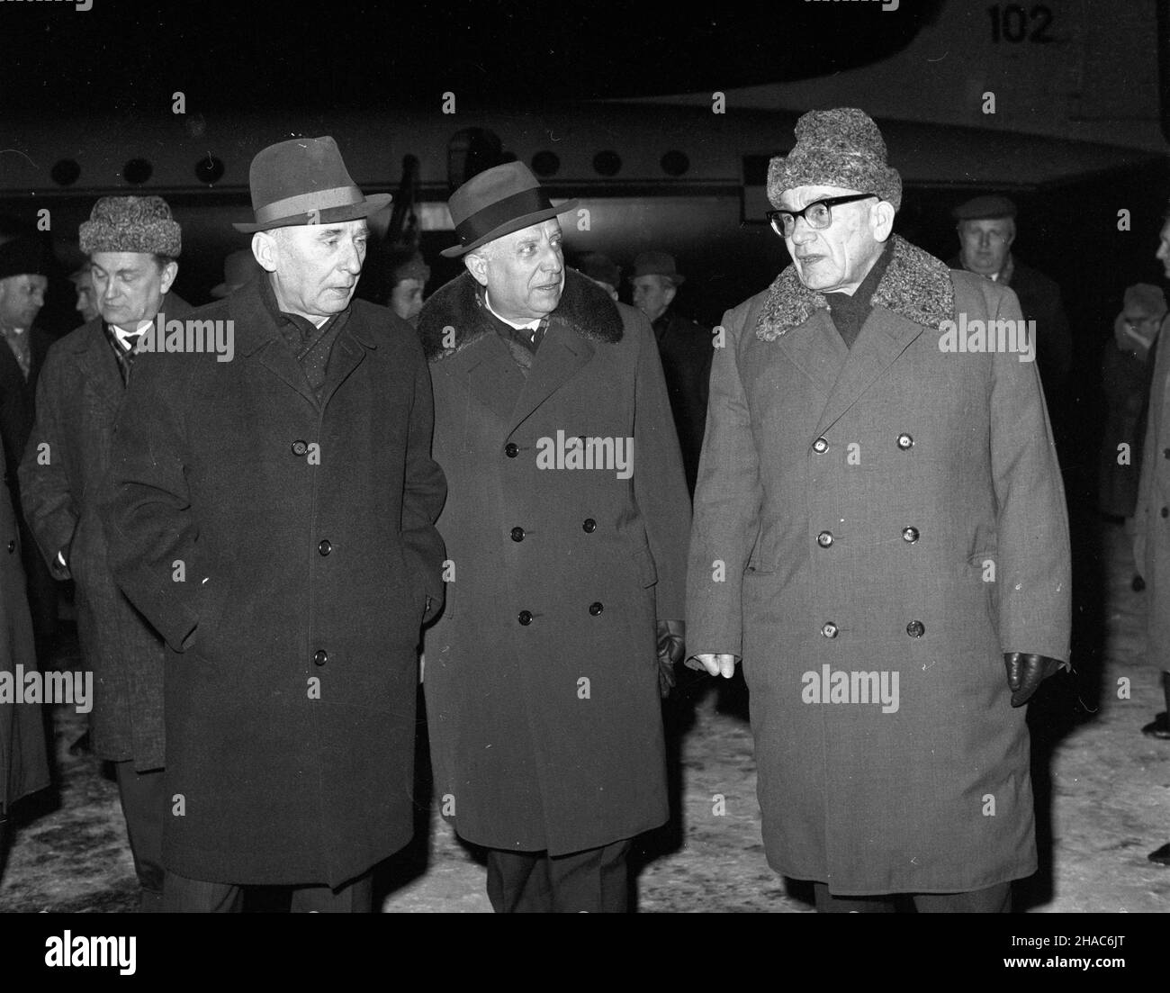 Warszawa, 1969-12-04. W dniach 3 i 4 grudnia 1969 r. w Moskwie odby³o siê spotkanie przywódców partyjnych i pañstwowych pañstw Uk³adu Warszawskiego. Tematem spotkania by³o bezpieczeñstwo miêdzynarodowe. NZ. na pierwszym planie od lewej: cz³onek Komitetu Centralnego Polskiej Zjednoczonej Partii Robotniczej (KC PZPR) Boles³aw Jaszczuk, cz³onek Biura Politycznego, sekretarz KC Zenon Kliszko, przewodnicz¹cy Rady Narodowej Spychalski, i sek W³adys³aw Gomu³ka. Cedda Langtarz/C Warschau, 4. Dezember 1969. Am 3. Und 4. Dezember 1969 Partei- und Staatsführer von Mitgliedern der Warschauer Stockfoto