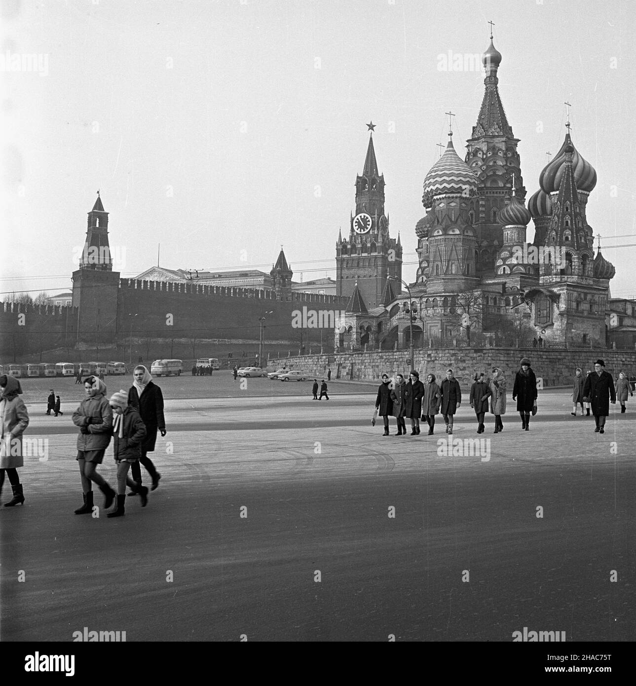 Rosja, Moskwa, 1969-12-08. Stolica i najwiêksze miasto ZSRR. Moskwa jest siedzib¹ najwy¿szych w³adz pañstwowych i partyjnych, a tak¿e najwiêkszym oœrodkiem gospodarczym i kulturalnym Zwi¹zku Radzieckiego. Agglomeracja miasta, po³o¿onego nad rzek¹ Moskw¹ w Centrum Równiny Rosyjskiej, liczy oko³o 7,1 mln mieszkañców (w roku 1968). Moskwa jest tak¿e najwiêkszym oœrodkiem naukowym w ZSRR. NZ. grupa turystów na Placu Czerwonym na tle cerkwi Wasyla B³ogos³awionego i Kremla. mta PAP/Andrzej Piotrowski Russland, Moskau, 8. Dezember 1969. Die Hauptstadt und die größte Stadt der Union der sowjetischen Sozialistischen Stockfoto