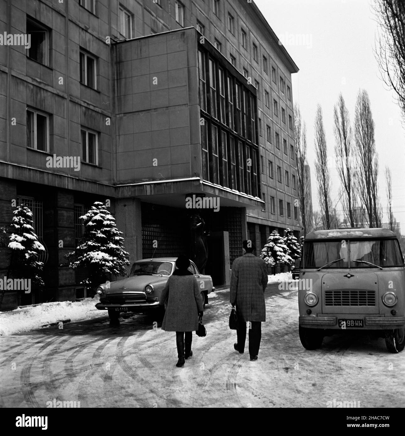 Warszawa, 1969-12. Urz¹d Patentowy w alei Niepodleg³oœci 188/192 dzia³a od 28 grudnia 1918 roku. W grudniu 1969 roku, po pó³ wieku istnienia, w magazynach urzêdu znajdowa³o siê Ponad 8 milionów posegregowanych opisów wynalazków z ca³ego œwiata. Na prze³omie lat 60 i 70-tych z terenu ca³ego kraju, œrednio Co roku, rejestrowano Ponad 5 tys. projektów wynalazczych, ein Ponad 2,5 tysi¹ca z nich by³o opatentowanych. Ad PAP/Henryk Rosiak Dok³adny dzieñ wydarzenia nieustalony. Warschau, Dezember 1969. Patentamt an der 188 Niepodleglosci Ave. Betrieben vom 28. Dezember. 1918. Im Dezember 1969, nach 50 Jahren Stockfoto