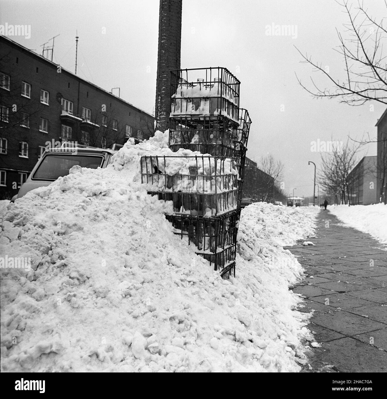 Warszawa, 1969-12. W grudniu spad³o kilkanaœcie centymetrów œniegu, CO utrudni³o komunikacjê i dojazdy do wielu miejsc. Ucierpia³y na tym regularne dostawy do sklepów. NZ. Zaspy œniegu przed sklepem WSS Spo³em nr 657 przy ul. Dymiñskiej 8, Róg ul. Krajewskiego. pw PAP/Stanis³aw D¹browiecki Dok³adny dzieñ wydarzenia nieustalony. Warschau, Dezember 1969. Über 10 cm Schnee fielen im Dezember, was zu Transportproblemen führte, einschließlich Problemen mit der regelmäßigen Versorgung von Geschäften. Im Bild: Snowbänke vor dem WSS Spolem-Laden Nr. 657 in der Dyminska-Straße 8, Ecke Krajewskiego-Straße. pw PAP/Stanis Stockfoto