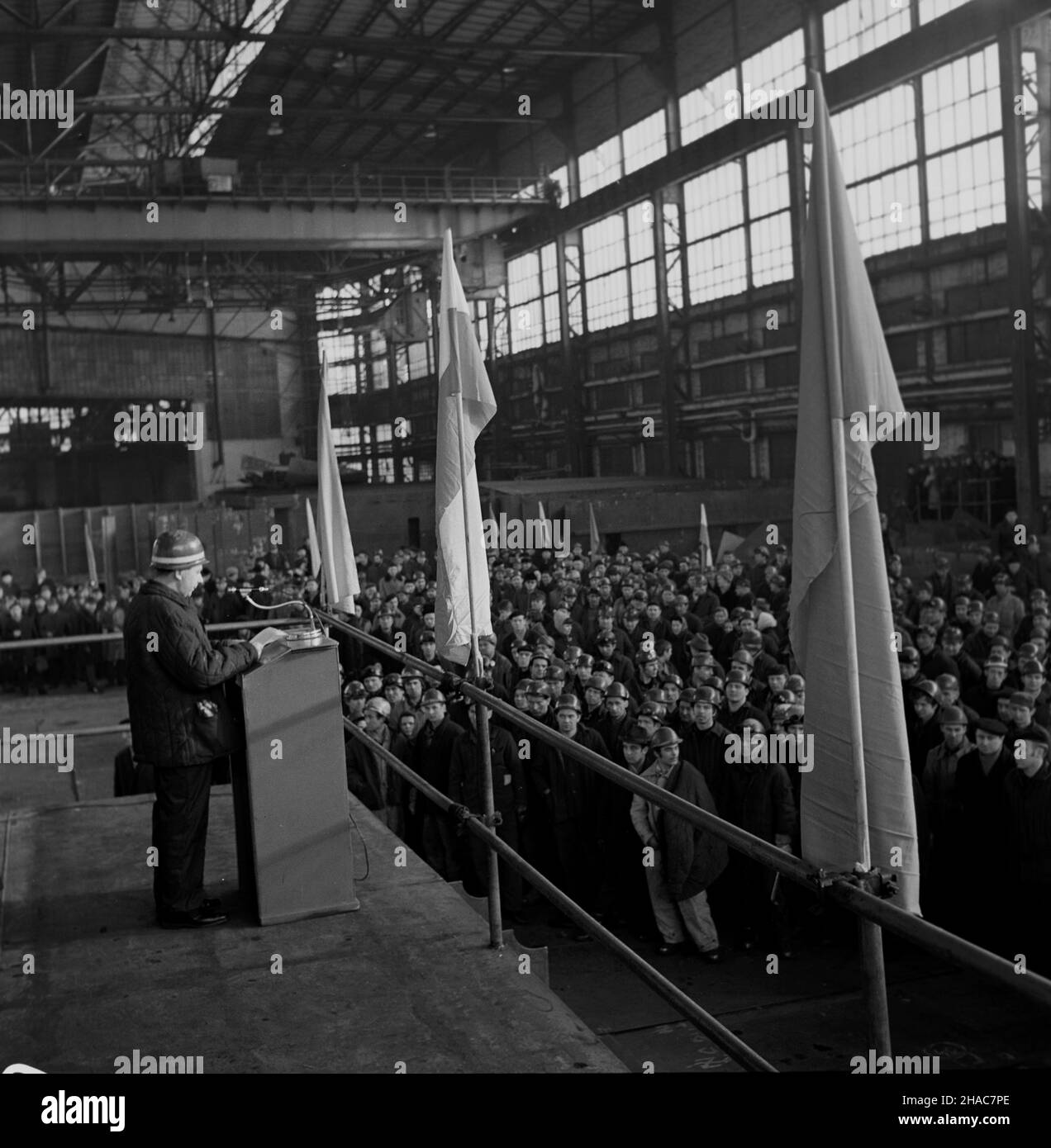 Gdañsk, 1970-02. Stocznia Gdañska im. W³odzimierza I. Lenina. NZ. Stoczniowcy na wiecu. Ad PAP/Janusz Uklejewski Danzig, 1970. Februar. Die Danziger Lenin-Werft. Im Bild: Werftarbeiter während einer Kundgebung. Ad PAP/Janusz Uklejewski Stockfoto