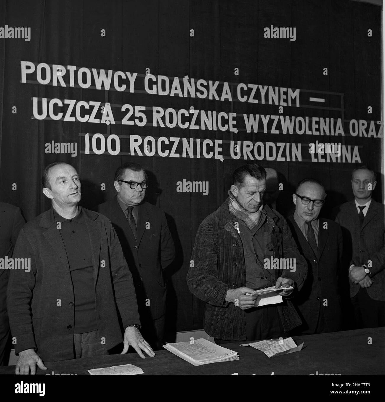 dañsk, 1970-02-17. W odpowiedzi na apel pracowników Zag³êbia Miedziowego: Do czynu na czeœæ 25. Rocznicy zwyciêstwa nad faszyzmem i powrotu do macierzy Ziem Zachodnich i Pó³nocnych oraz 100. rocznicê urodzin Lenina pracownicy Portu Gdañskiego podjêli równie¿ tzw. zobowi¹zanie leninowskie. Ad PAP/Janusz Uklejewski Danzig, 17. Februar 1970. Die Arbeiter des Kupfergebiets Legnica-Glogow appellierten, den 25th. Jahrestag des Sieges über den Faschismus und die wiedergewonnenen Gebiete und den 100th. Jahrestag von Lenins Geburtstag durch neue Aktionen zu gedenken. Die Arbeiter des Danziger Hafens zwangen sich zur Unterstützung Stockfoto