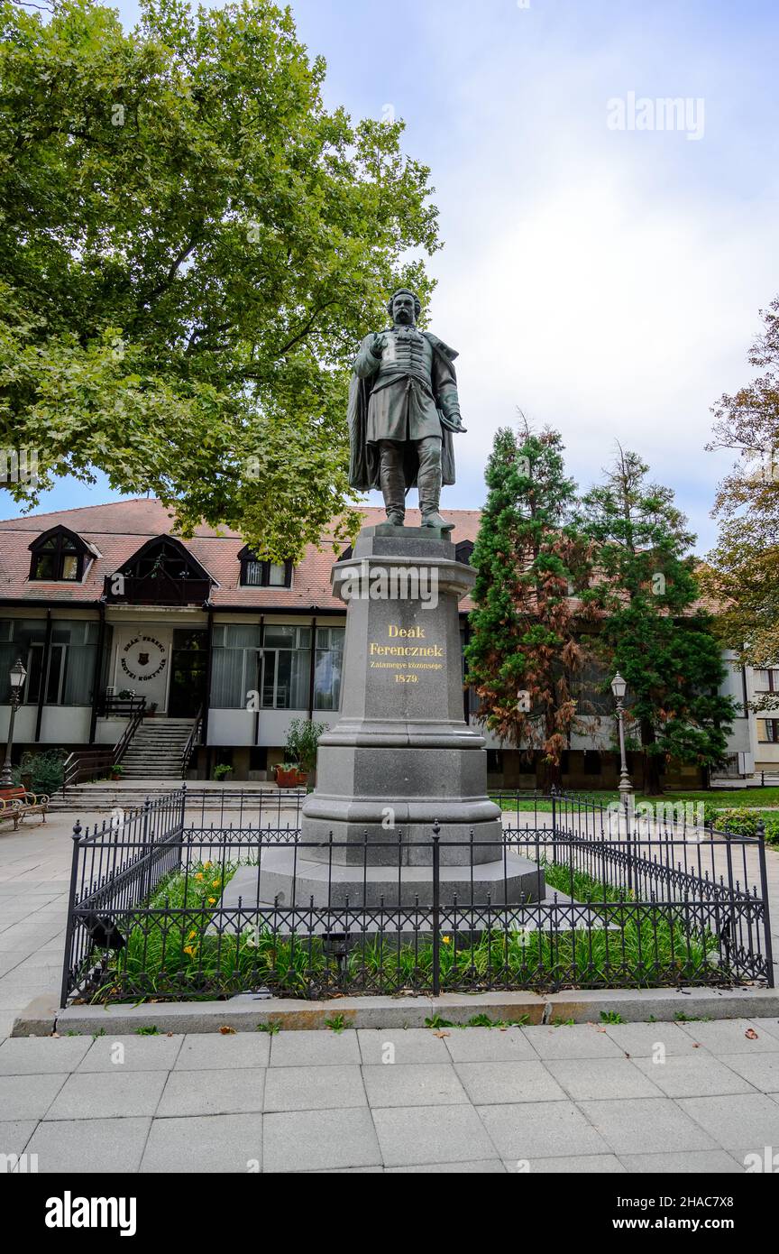 Statue von Deak Ferenc vor der Deak Ferenc Kreisbibliothek in Zalaegerszeg, Ungarn Stockfoto