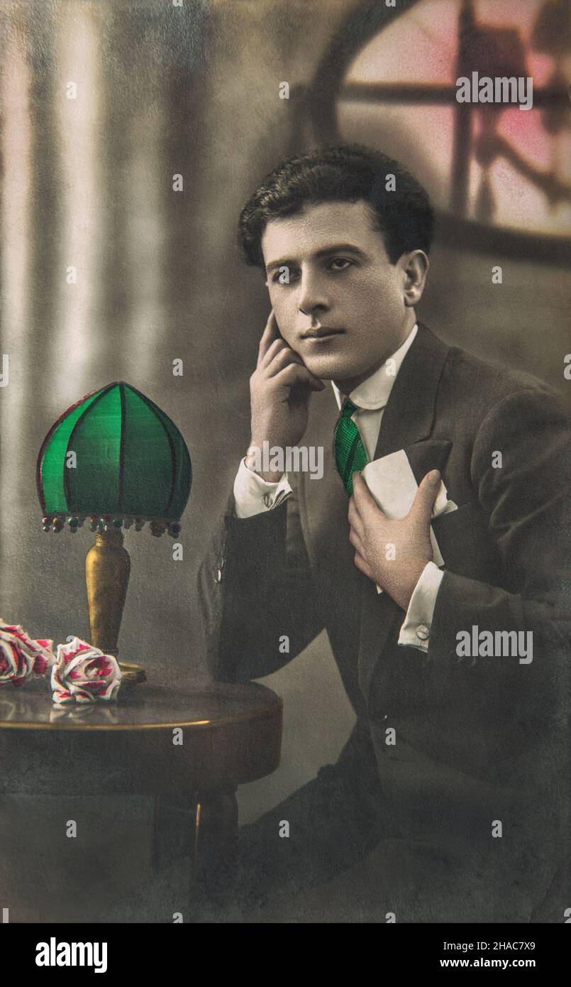 Junger Mann mit Liebesbrief und Rosenblumen. Alte Vintage-Postkarte zum Valentinstag Stockfoto