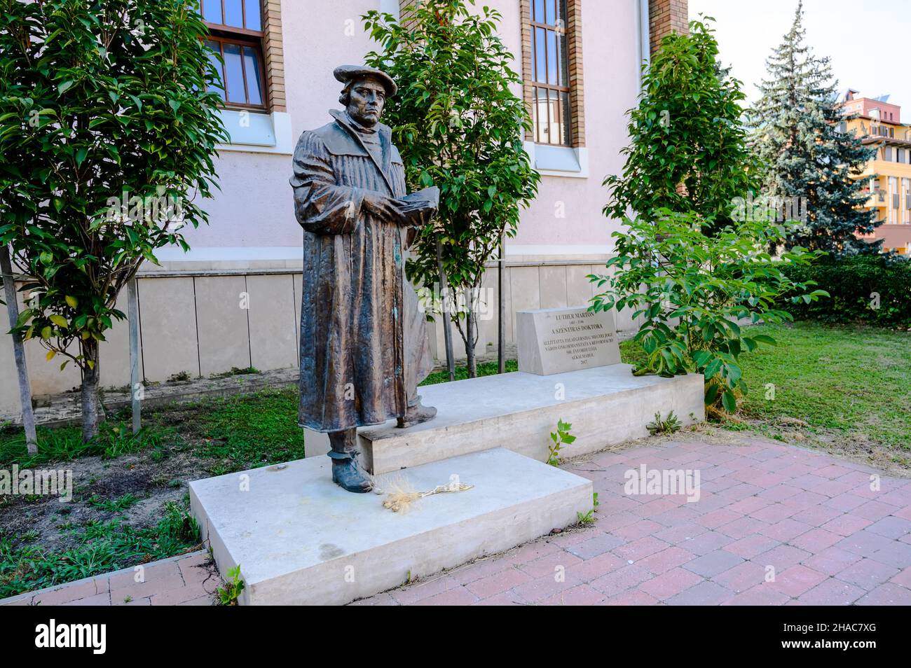 Statue von Martin Luther vor der evangelischen Kirche von Zalaegerszeg, Ungarn an einem sonnigen Tag Stockfoto