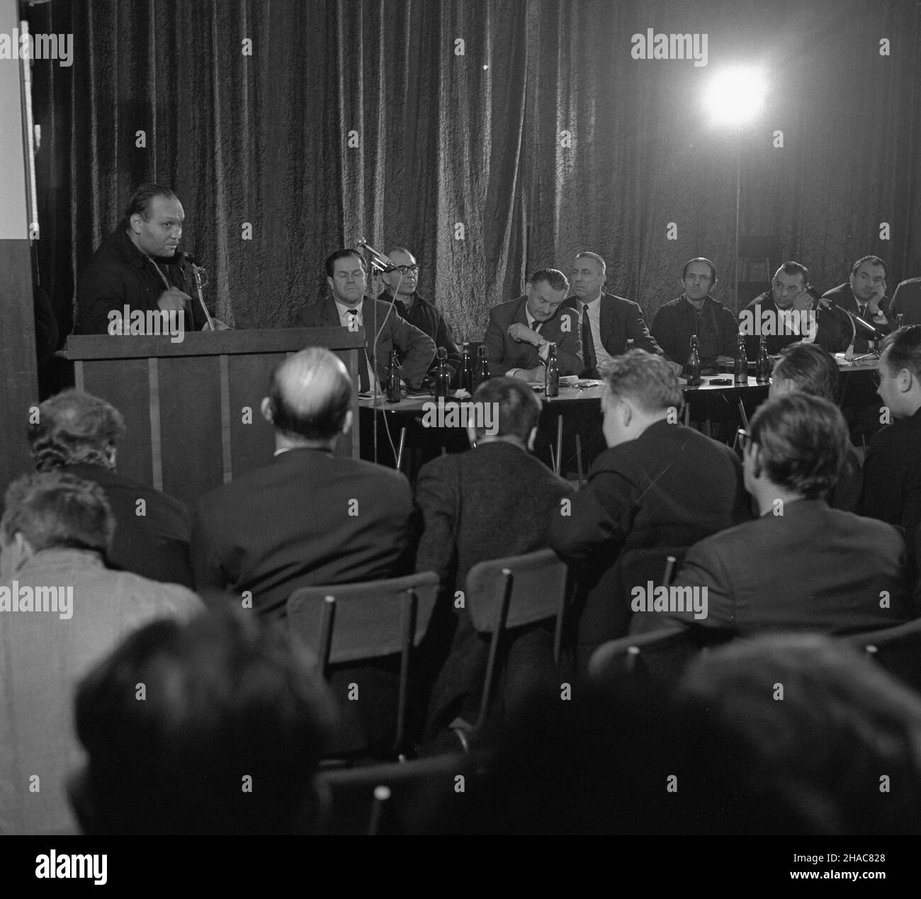 Gdañsk, 1971-01-25. 22.01.1971 roku ponownie wybuch³y strajki w Szczecinie i Gdañsku. DWA dni póŸniej i sekretarz KC PZPR Edward Gierek wraz z przedstawicielami najwy¿szych w³adz PRL spotka³ siê ze stoczniowcami Stoczni Szczeciñskiej im. Adolfa Warskiego. Podczas tego spotkanie pad³y s³ynne s³owa: [...] Jak, pomo¿ecie? Nastêpnego dnia dosz³o do spotkania z przedstawicielami Stoczni Gdañskiej i zak³adów kooperuj¹cych z przemys³em okrêtowym Trójmiasta. NZ. Podczas spotkania m.in.: cz³onek Komitetu Centralnego Franciszek Szlachcic (2L), Premier Piotr Jaroszewicz (4L), Edward Gierek (5L). Ad PAP/ Stockfoto