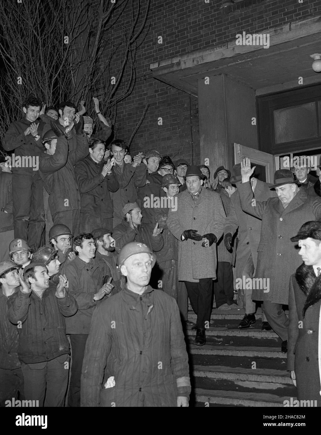 Gdañsk, 1971-01-25. 22.01.1971 roku ponownie wybuch³y strajki w Szczecinie i Gdañsku. DWA dni póŸniej i sekretarz KC PZPR Edward Gierek wraz z przedstawicielami najwy¿szych w³adz PRL spotka³ siê ze stoczniowcami Stoczni Szczeciñskiej im. Adolfa Warskiego. Podczas tego spotkanie pad³y s³ynne s³owa: [...] Jak, pomo¿ecie? Nastêpnego dnia dosz³o do spotkania z przedstawicielami Stoczni Gdañskiej i zak³adów kooperuj¹cych z przemys³em okrêtowym Trójmiasta. Na spotkaniu obecni byli dodatkowo m.in.: Edward Babiuch i Franciszek Szlachcic. Nz. Edward Gierek (z uniesion¹ rêk¹). Ad PAP/Janusz Uklejewski Stockfoto