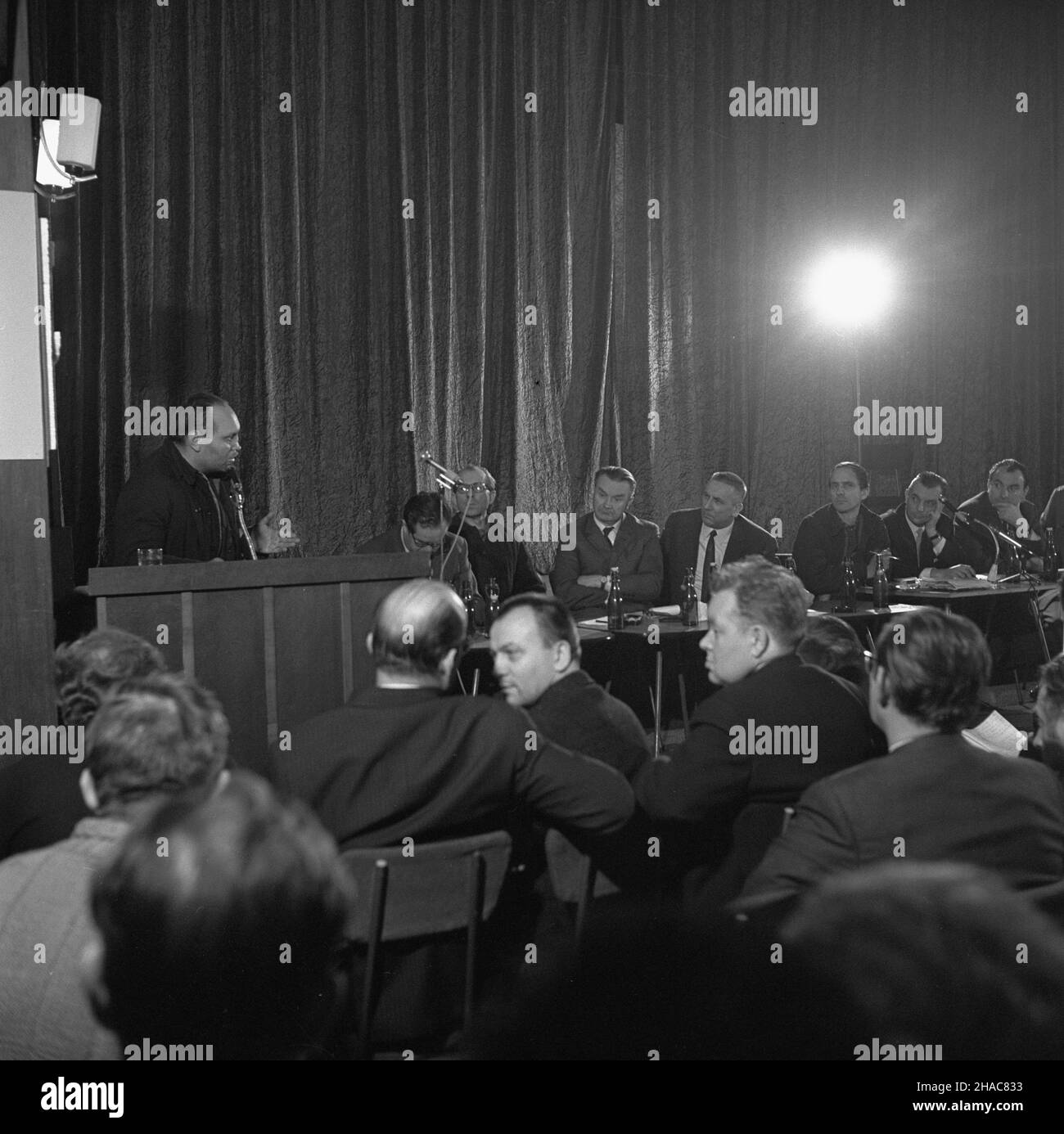 Gdañsk, 1971-01-25. 22.01.1971 roku ponownie wybuch³y strajki w Szczecinie i Gdañsku. DWA dni póŸniej i sekretarz KC PZPR Edward Gierek wraz z przedstawicielami najwy¿szych w³adz PRL spotka³ siê ze stoczniowcami Stoczni Szczeciñskiej im. Adolfa Warskiego. Podczas tego spotkanie pad³y s³ynne s³owa: [...] Jak, pomo¿ecie? Nastêpnego dnia dosz³o do spotkania z przedstawicielami Stoczni Gdañskiej i zak³adów kooperuj¹cych z przemys³em okrêtowym Trójmiasta. Na spotkaniu obecni byli dodatkowo m.in.: Edward Babiuch i Franciszek Szlachcic. NZ. za sto³em prezydialnym: Edward Gierek (4P), Premier Piotr Ja Stockfoto