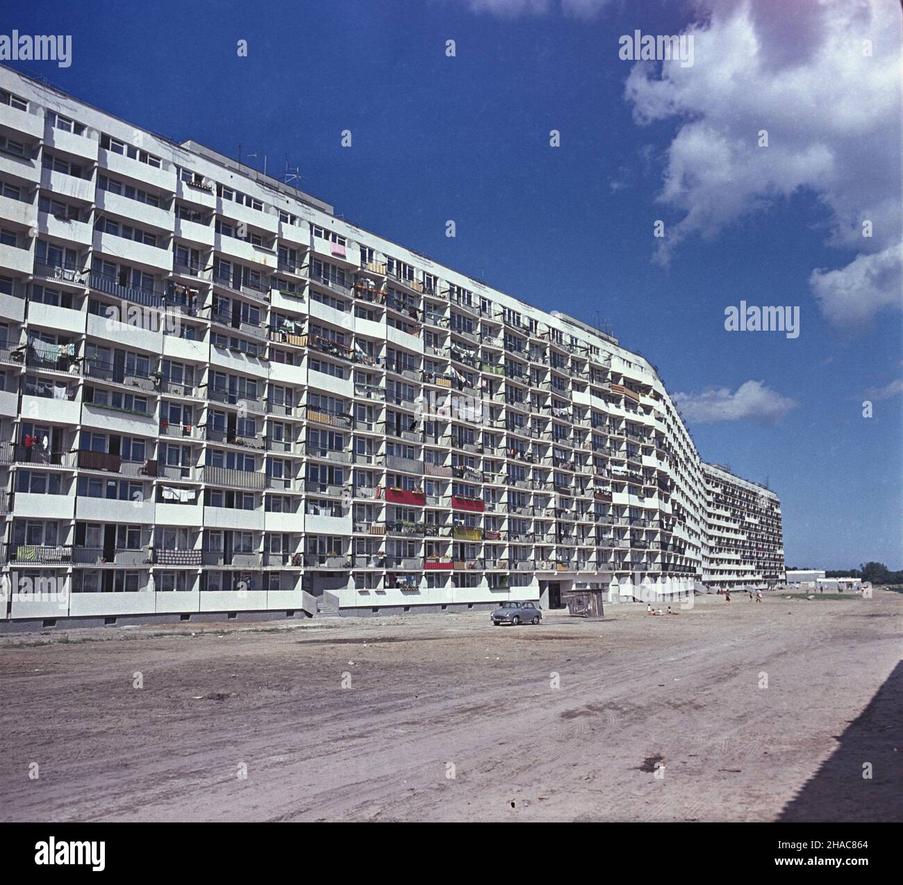 Gdañsk 07,1972. Budynek mieszkany na gdañskim osiedlu Przymorze. Budynek zwany falowcem z uwagi na kszta³t bry³y i uk³ad balkonów; jego architektura nawi¹zuje do nadmorskiego po³o¿enia budynku. mta PAP/Jan Morek Dok³adny dzieñ wydarzenia nieustalony. Danzig Juli 1972. Ein Wohnblock im Stadtteil Danzig Przymorze. Das Gebäude nannte winken wegen seiner Form und Balkone; seine Architektur spiegelt die Küstenlage des Gebäudes. mta PAP/Jan Morek Veranstaltungsdatum unbekannt. Stockfoto