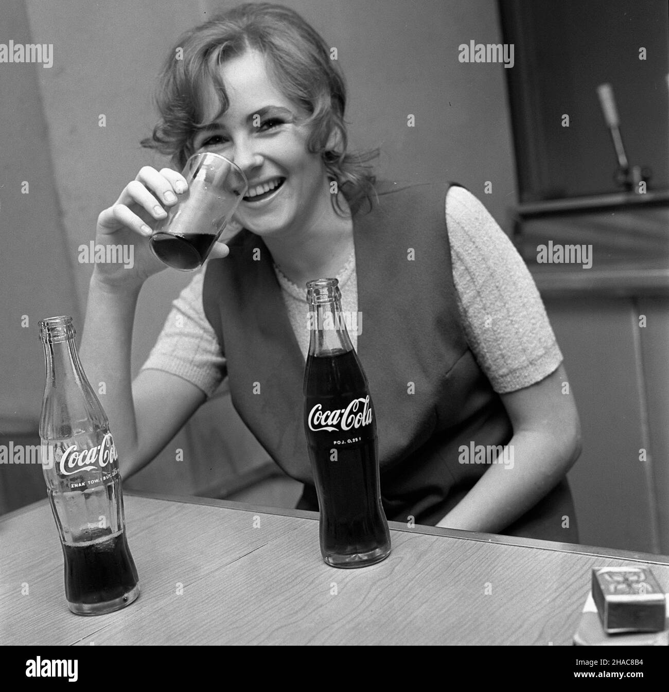 Polska, 1972-10. 19. Lipca 1972 rozpoczêto produkcjê Coca-coli w Polskich Zak³adach Piwowarskich w Warszawie, na zasadzie licencji. Dostêpnoœæ Coca-coli w Polskiej Rzeczpospolitej Ludowej (PRL) sta³a siê symbolem dobrobytu pocz¹tku lat siedemdziesi¹tych i otwarcia nowego kierownictwa Polskiej Zjednoczonej Partii Robotniczej (PZPR) na Zachód. ³p/meg PAP/Andrzej Rybczyñski Dok³adny dzieñ wydarzenia nieustalony. Polen, Den 1972. Oktober. Juli 19 in Polish Brewer Works begann die Lizenzproduktion von Coca-Cola. Die Verfügbarkeit von Coca-Cola war ein Symbol für den Beginn des Wohlstands von 70 und die Öffnung Stockfoto