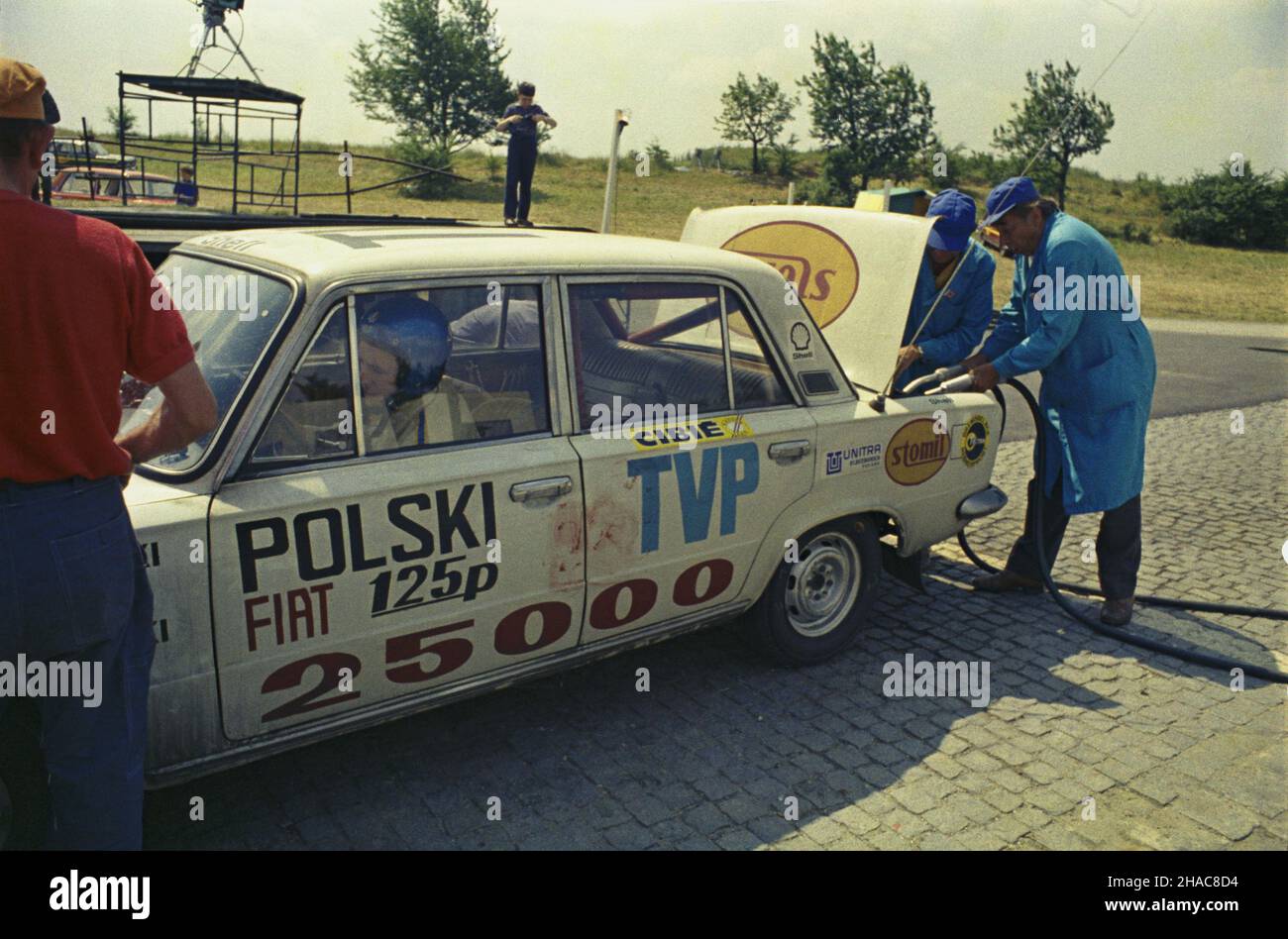 Wroc³aw 06,1973. Ustanowienie œwiatowego rekordu prêdkoœci na dystansie 50 000 km Fiatem 125P FSO (138,27 km/godz). Próba odby³a siê w dniach 15-30.06.1973 r. na odcinku autostrady miêdzy Wroc³awiem i Legnic¹. Rekord zosta³ oficjalnie uznany przez Miêdzynarodow¹ Federacjê Samochodow¹ (FIA). Zespó³ kierowców stanowili: Andrzej Aromañski, Jerzy Dobrzañski, Andrzej Jaroszewicz, Robert Mucha, Ryszard Nowicki, Franciszek Postawka, Marek Varisella i Sobies³aw Zasada - kapitan zespo³u. Nz. Fiat 125P FSO w punkcie serwisowania na trasie zawodów podczas ustanawiania rekordu. mta PAP/Chris Niedenthal Stockfoto