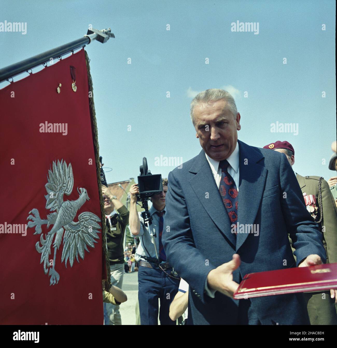 Ab 07,1973. W obecnoœci najwy¿szych wadz partyjnych i pañstwowych PRL, zakoñczono harcersk¹ akcjê odbudowy Fromborka pod kryptonimem Operacja 1001 Frombork; akcjê odbudowy miasta w latach 1966-1973 prowadzi³ Zwi¹zek Harcerstwa Polskiego. Nz. I Sekretarz Komitetu Centralnego Polskiej Zjednoczonej Partii Robotniczej Edward Gierek dekoruje sztandar Zwi¹zku Harcerstwa Polskiego Orderem Sztandaru pracy i klasy. mta PAP/Janusz Rosikoñ Dok³adny dzieñ wydarzenia nieustalony. Frombork, Juli 1973. Am Ende der Operation nehmen Staats- und Parteiführer der polnischen Volksrepublik Teil Stockfoto