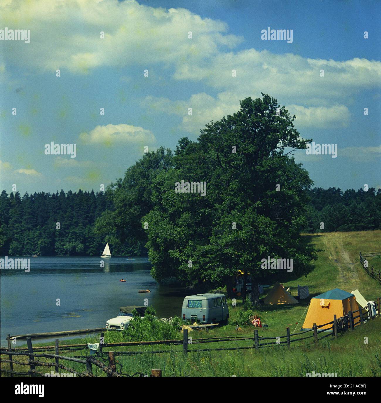 Polska 07,1973. Pole biwakowe nad jeziorem mazurskim. mta PAP/Jan Morek Dok³adny dzieñ wydarzenia nieustalony. Polen, Juli 1973. Ein Campingplatz an einem masurischen See mta PAP/Jan Morek genaues Datum unbekannt Stockfoto