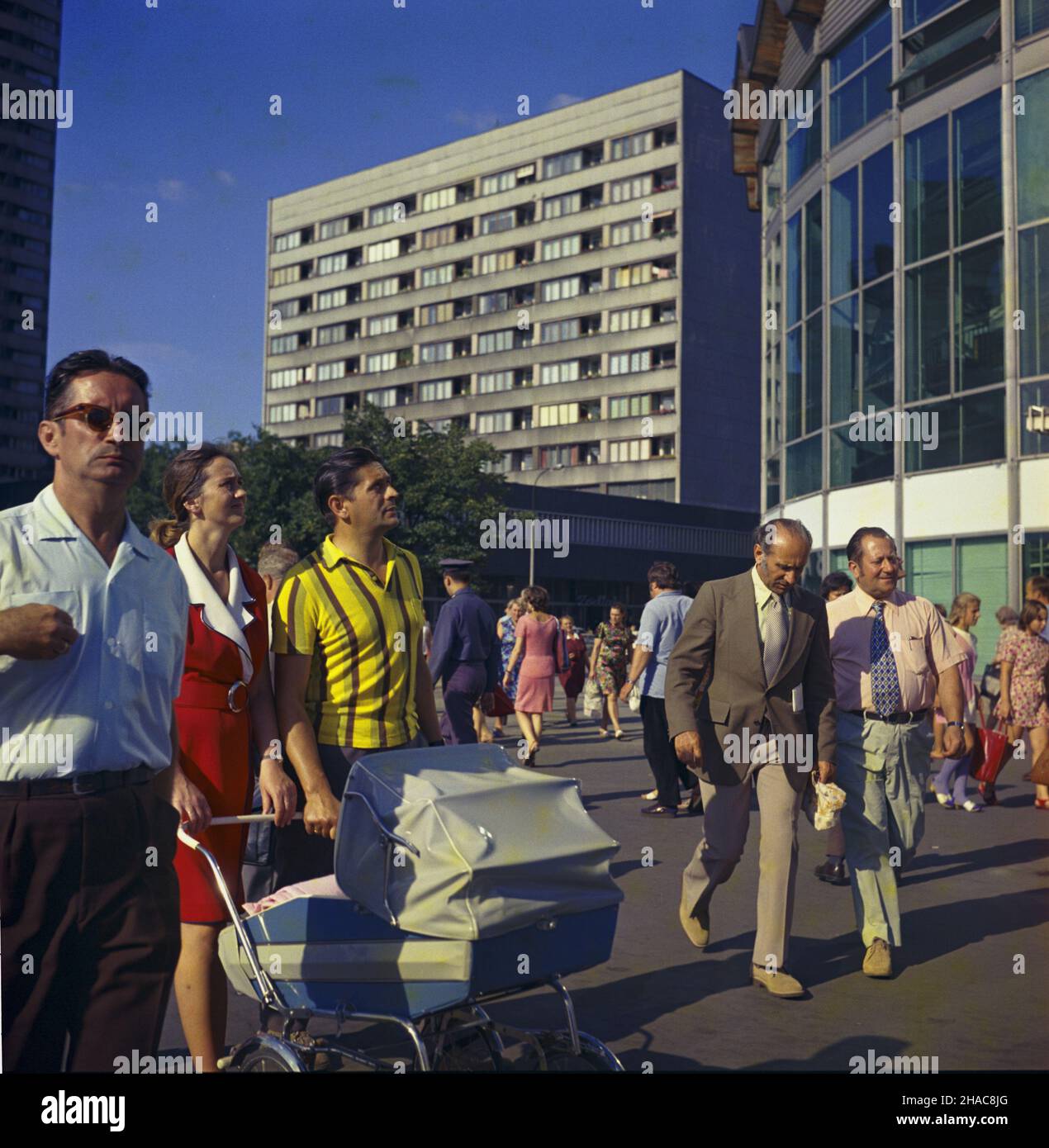 Warszawa 08,1973. Ludzie przed Rotund¹ PKO w Œródmieœciu. W g³êbi bar Zodiak. mw PAP/Jan Morek Dok³adny dzieñ wydarzenia nieustalony. Warschau, August 1973. Menschen vor einem runden Gebäude, in dem die PKO-Bank im Stadtzentrum untergebracht ist. Im Hintergrund die Zodiak Bar. mw PAP/Jan Morek genaues Datum unbekannt. Stockfoto