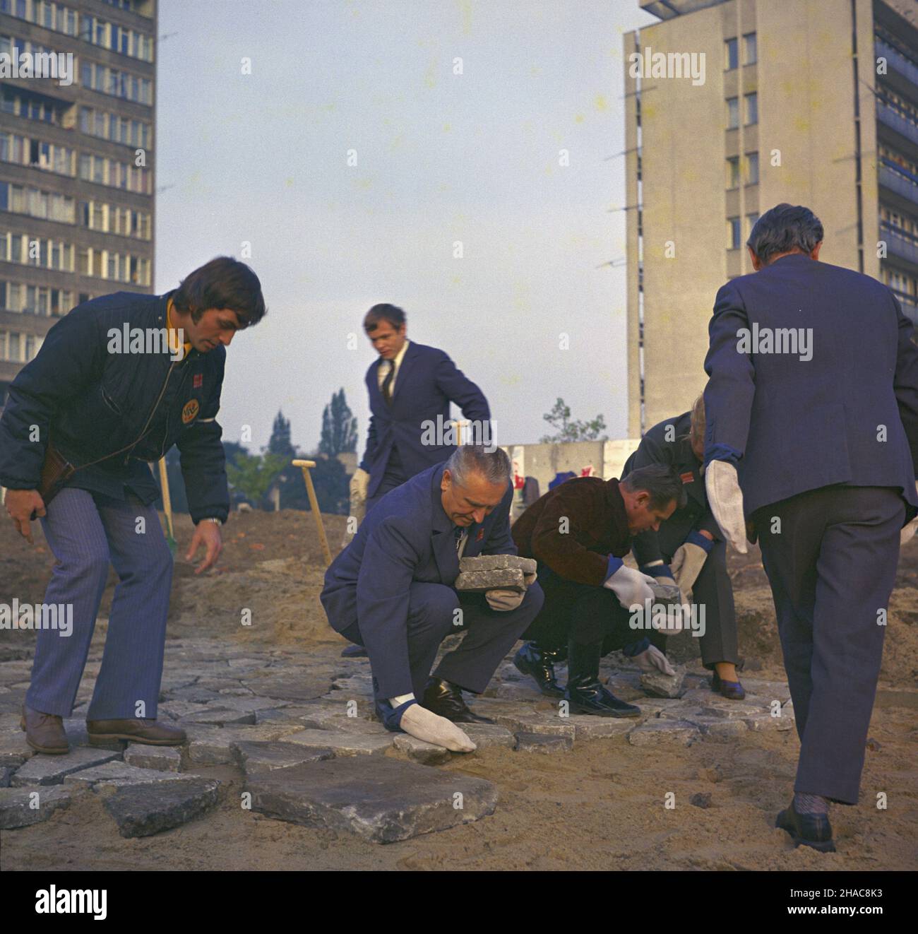 Warszawa 30.09.1973. Niedziela Czynu Partyjnego, przyst¹pi³o do niego ok. 2 Mio. cz³onków i kandydatów Polskiej Zjednoczonej Partii Robotniczej (PZPR). NZ. m.in. I sekretarz Komitetu Centralnego (KC) Polskiej Zjednoczonej Partii Robotniczej Edward Gierek (na pierwszym planie, 2L). mw PAP/Jan Morek Warschau 30. September 1973. Ein Party Action Sonntag. An der Umfrage nehmen rund 2 Millionen Mitglieder und Kandidaten der Polnischen Vereinigten Arbeiterpartei (PUWP) Teil. Im Bild: Edward Gierek, Sekretär des Zentralkomitees der Polnischen Uunited Worker Party, 1st (im Vordergrund, 2nd links). mw PAP/Jan Stockfoto