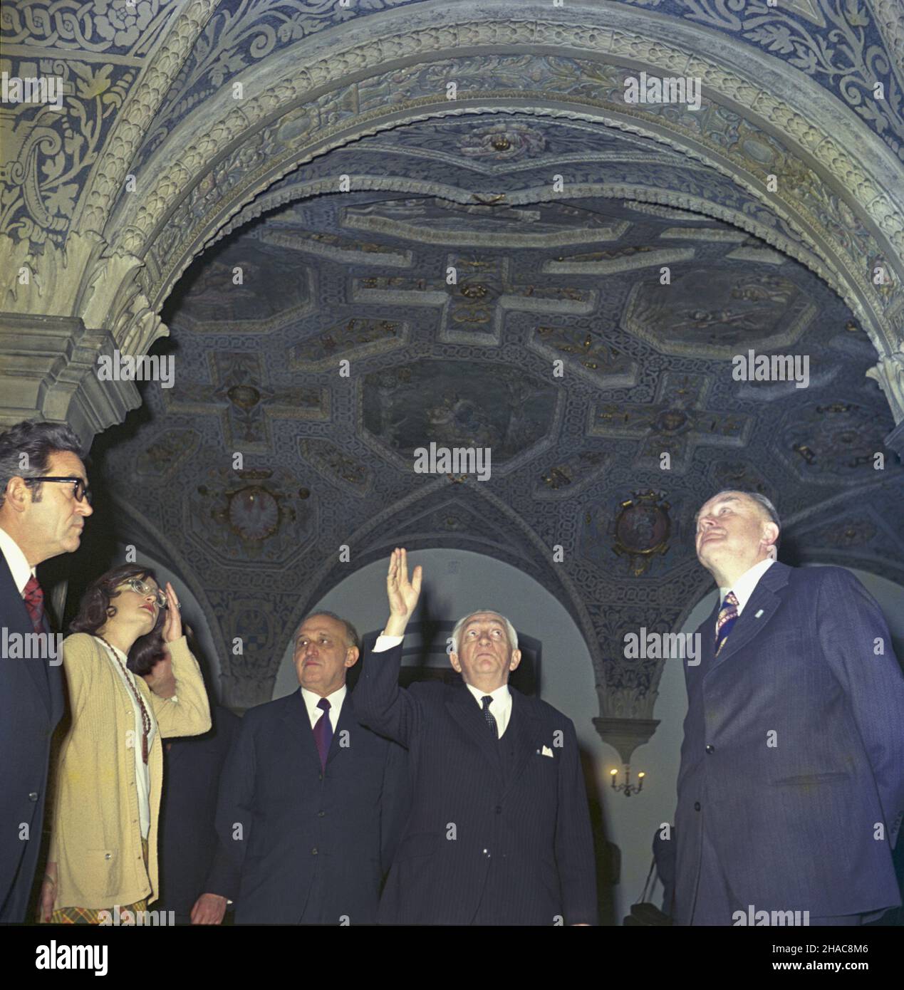 Poznañ 14.11.1973. Wizyta delegacji Ludowej Republiki Bu³garii (LRB) pod przewodnictwem i sekretarza KC Bu³garskiej Partii Komunistycznej, przewodnicz¹cego Rady Pañstwa LRB Todora ¯iwkowa, w dniach 12-16 listopada. NZ. w Wielkiej Sieni ratusza m.in.: Profane Kazimierz Malinowski (2P), Premier Piotr Jaroszewicz (1P), Todor ¯iwkow (3P), Premier LRB Stanko Todorow (L). mw PAP/Jan Morek Posen 14. November 1973. Besuch einer Delegation der Volksrepublik Bulgarien (PRB) unter Leitung des ersten Sekretärs des Zentralkomitees der Kommunistischen Partei Bulgariens und des Vorsitzenden des Staatsrats Stockfoto