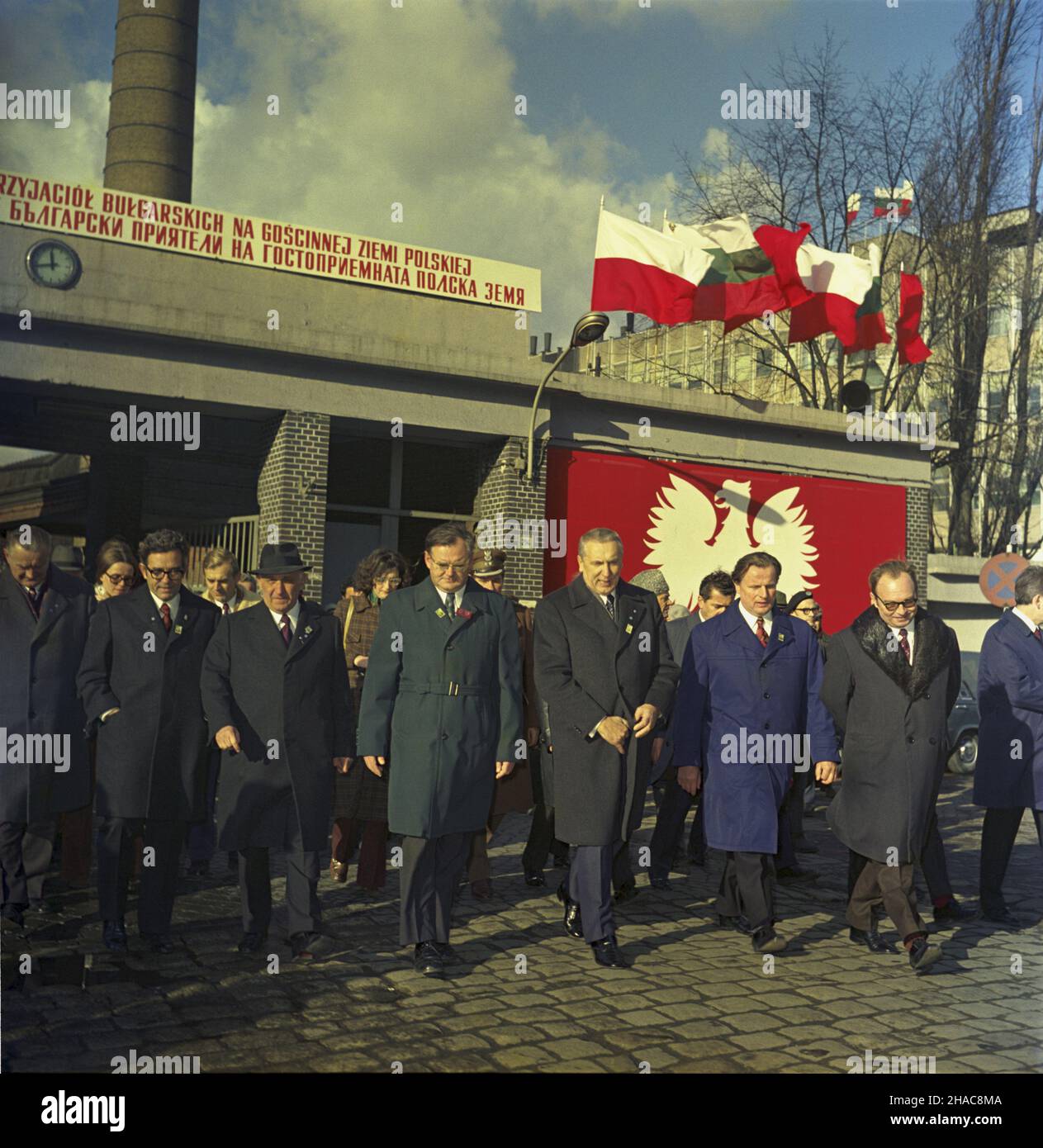 Poznañ 14.11.1973. Wizyta delegacji Ludowej Republiki Bu³garii pod przewodnictsem i sekretarza KC Bu³garskiej Partii Komunistycznej, przewodnicz¹cego Rady Pañstwa LRB Todora ¯iwkowa, w dniach 12-16 listopada. NZ. Przed bram¹ Zak³adów Przemys³u Metalowego Henryk Cegielski w pierwszym rzêdzie m.in. premier Piotr Jaroszewicz (1L), Premier LRB Stanko Todorow (2L), Todor ¯iwkow (3L), I sekretarz KC PZPR Edward Gierek (5L). mw PAP/Jan Morek Posen 14. November 1973. Der Besuch einer Delegation der Volksrepublik Bulgarien (PRB) unter der Leitung des Sekretärs der Kommunistischen Partei Bulgariens aus dem Jahr 1st Stockfoto
