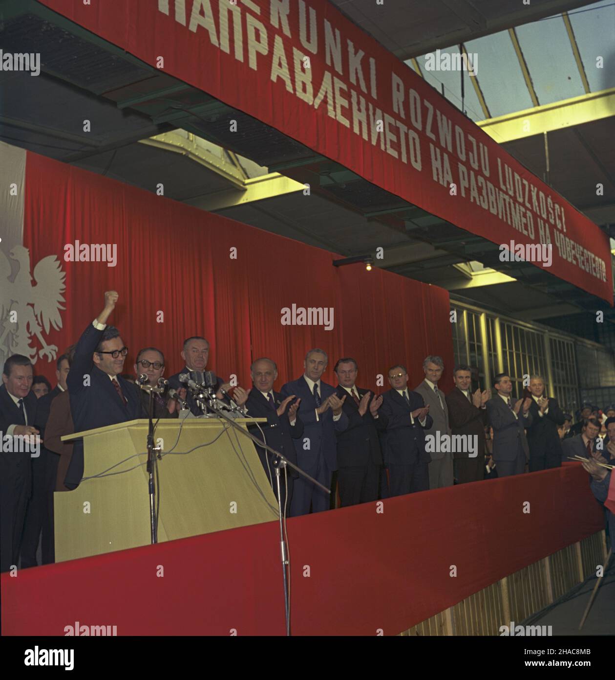 Poznañ 14.11.1973. Wizyta delegacji Ludowej Republiki Bu³garii (LRB) pod przewodnictwem i sekretarza KC Bu³garskiej Partii Komunistycznej, przewodnicz¹cego Rady Pañstwa LRB Todora ¯iwkowa, w dniach 12-16 listopada. NZ. w Zak³adach Przemys³u Metalowego Henryk Cegielski m.in. przewodnicz¹cy Rady Ministrów LRB Stanko Todorow (2L), cz³onek Biura Politycznego KC PZPR Premier Piotr Jaroszewicz (4L), Todor ¯iwkow (5L), I sekretarz Komitetu Centralnego Polskiej Zjednoczonej Partii RobotZzej (6L), Edward KC Gipr (PR) Sekretarz KC PZPR odpowiedzialny za prasê i propagandê Jerzy £ukaszewicz (2P). M Stockfoto