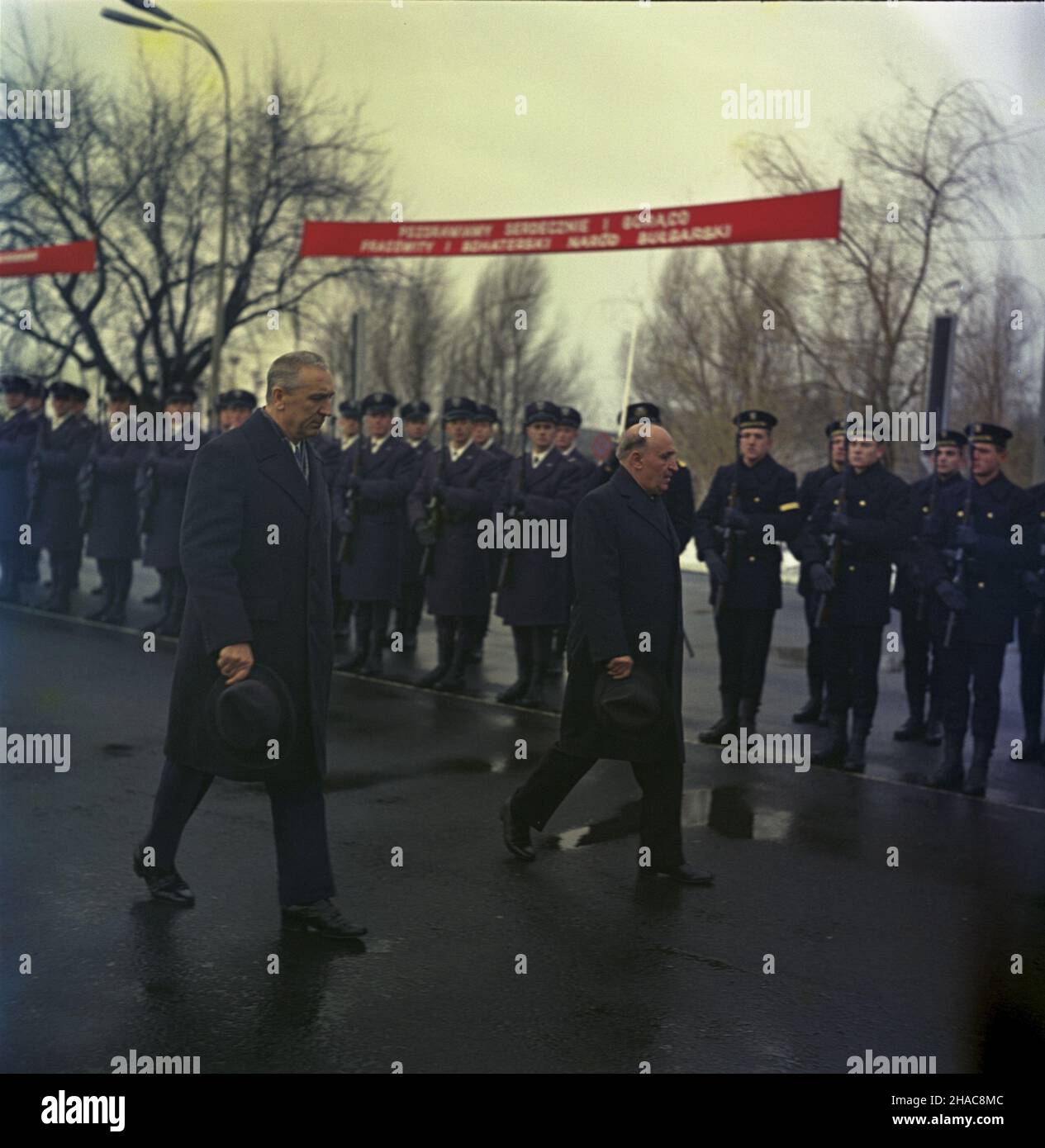 Warszawa 11,1973. Wizyta delegacji Ludowej Republiki Bu³garii pod przewodnictsem i sekretarza KC Bu³garskiej Partii Komunistycznej, przewodnicz¹cego Rady Pañstwa LRB Todora ¯iwkowa, w dniach 12-16 listopada. Nz. I sekretarz KC PZPR Edward Gierek (L), Todor ¯iwkow. mw PAP/Jan Morek Dok³adny dzieñ wydarzenia nieustalony. Warschau November 1973. Besuch einer Delegation der Volksrepublik Bulgarien unter Führung des Ersten Sekretärs der Kommunistischen Partei Bulgariens, des Vorsitzenden des Staatsrats der PRB, Todor Schiwkow, am 12. Und 16. november. Im Bild: 1s Sekrtary der Polnischen Vereinigten Arbeiterpartei Cen Stockfoto